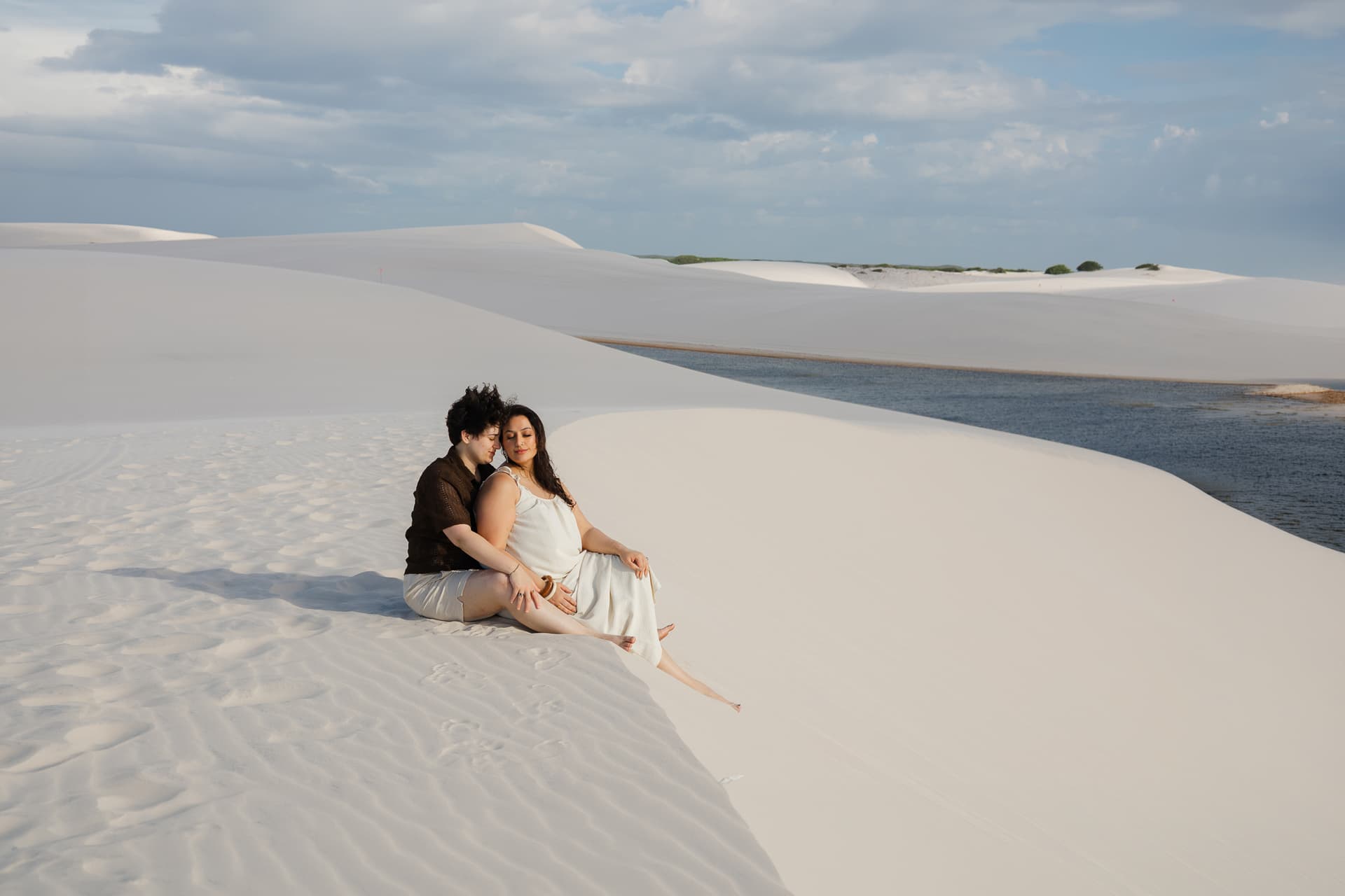 Amana e Julie, caminhando de mãos dadas nas dunas, Santo Amaro, Lençóis Maranhenses