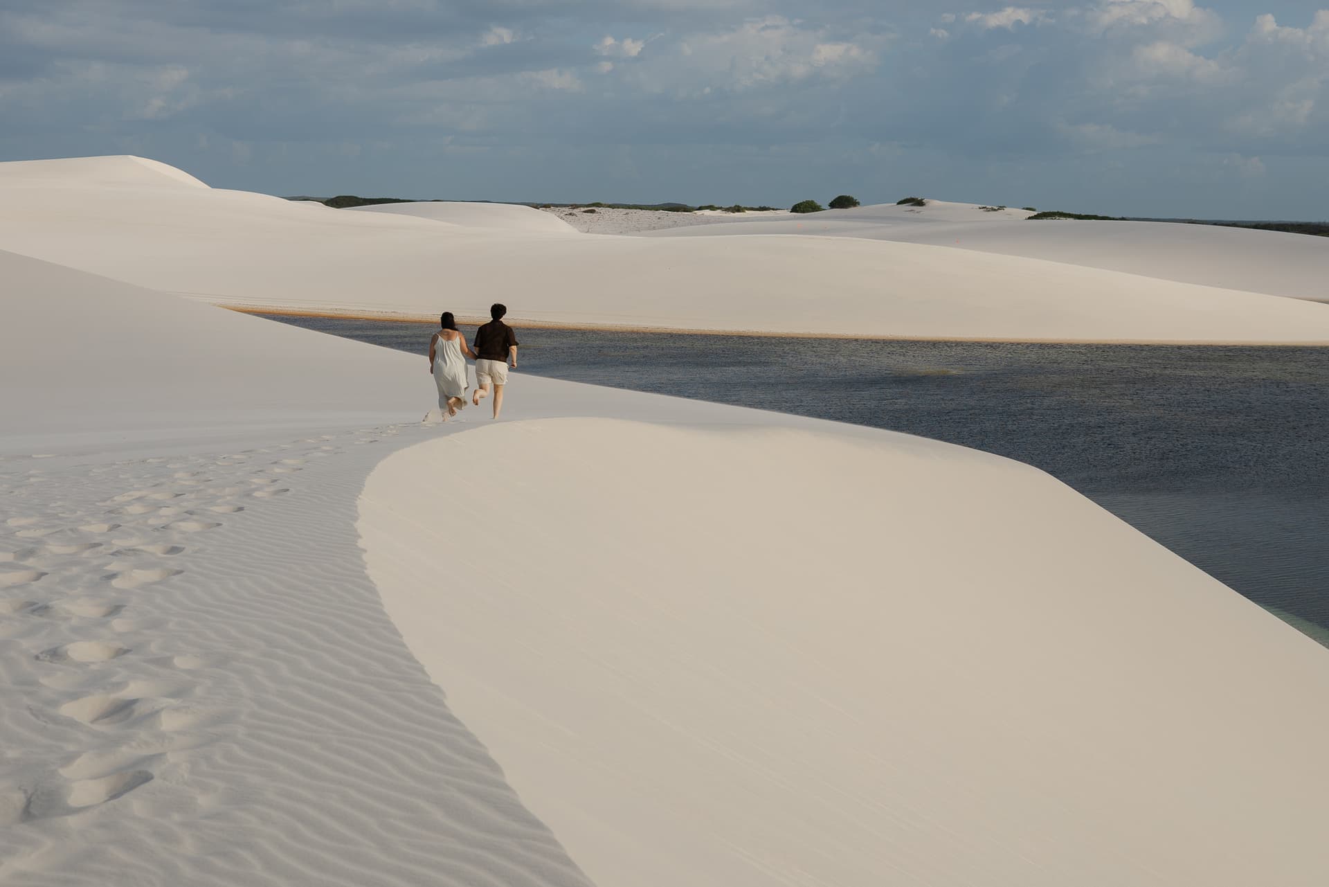 Amana e Julie, beijo ao pôr do sol nas dunas, Santo Amaro, Lençóis Maranhenses