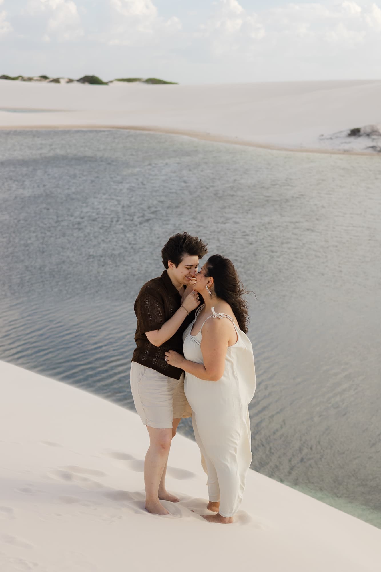 Amana e Julie, momento de cumplicidade nas dunas, Santo Amaro, Lençóis Maranhenses