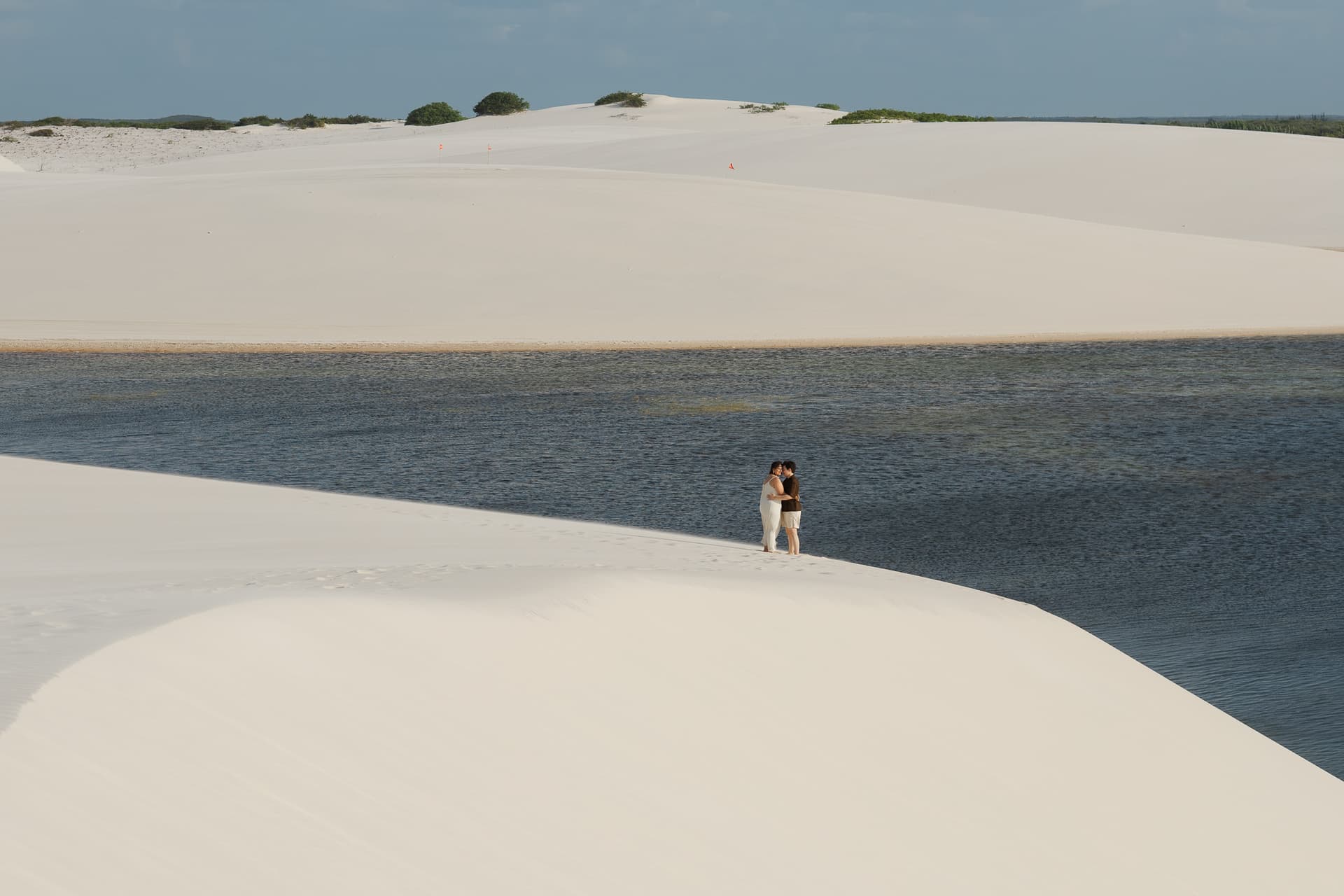 Amana e Julie, casal nas lagoas azuis, Santo Amaro, Lençóis Maranhenses