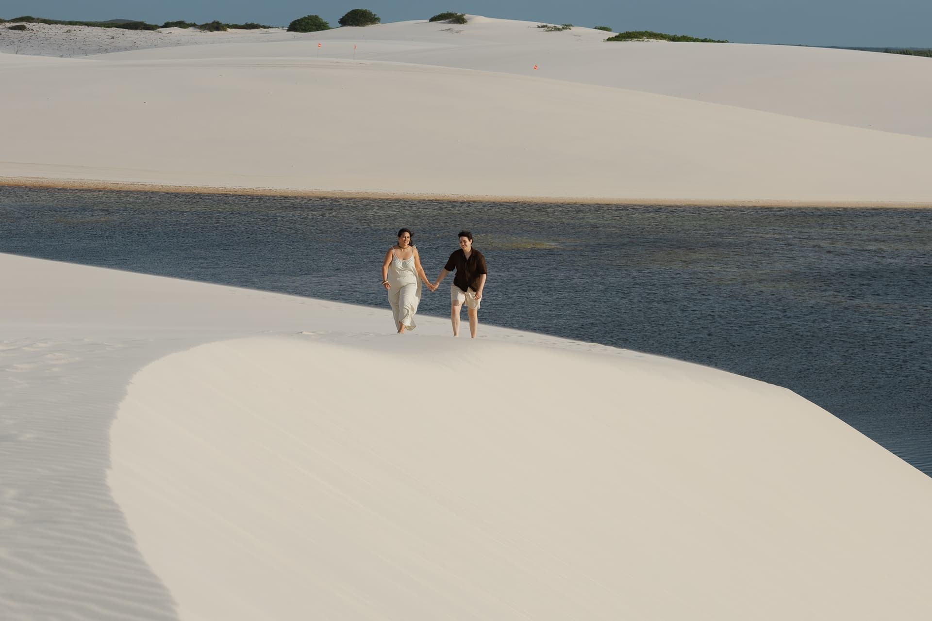 Amana e Julie, silhueta ao entardecer, Santo Amaro, Lençóis Maranhenses