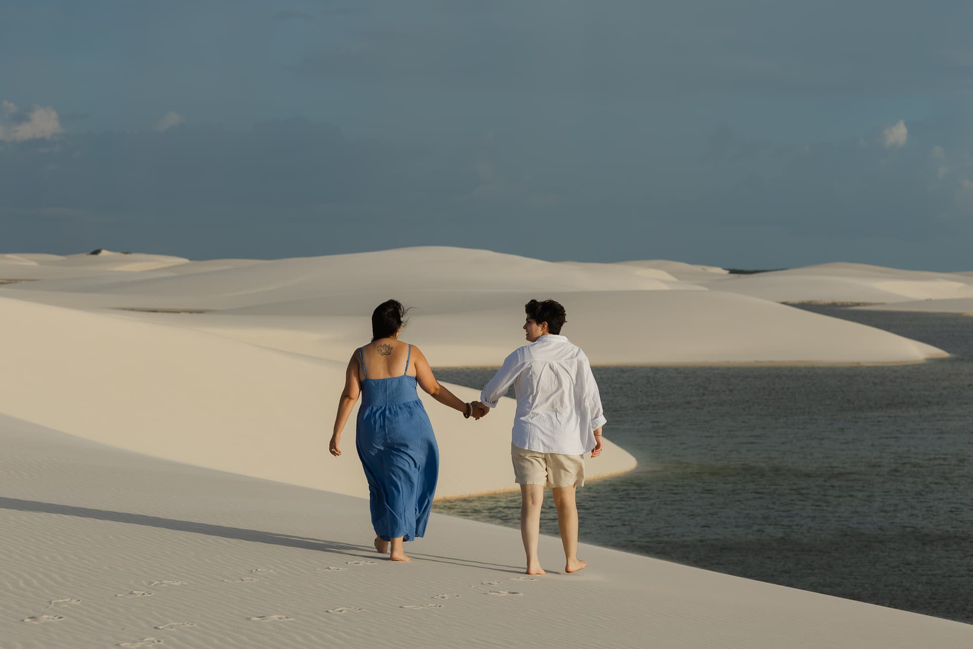 Amana e Julie, retrato ao ar livre nos Lençóis, Santo Amaro, Lençóis Maranhenses