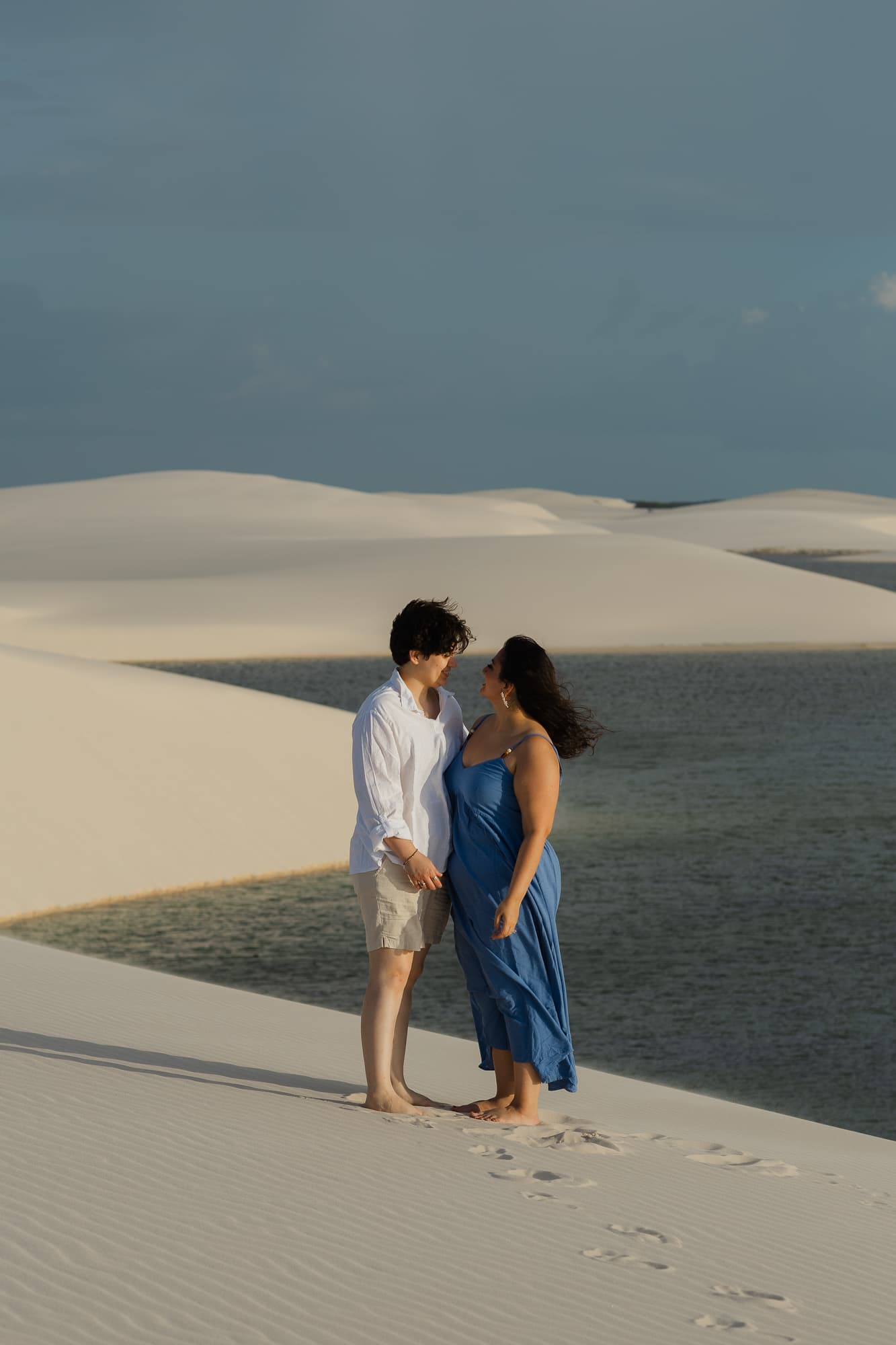 Amana e Julie, casal abraçado na luz dourada, Santo Amaro, Lençóis Maranhenses