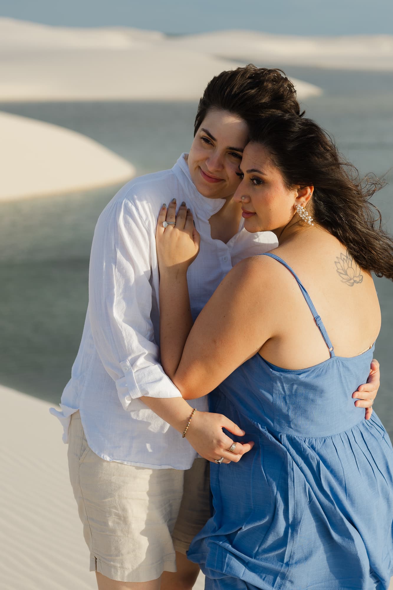 Amana e Julie, caminhando de mãos dadas nas dunas, Santo Amaro, Lençóis Maranhenses