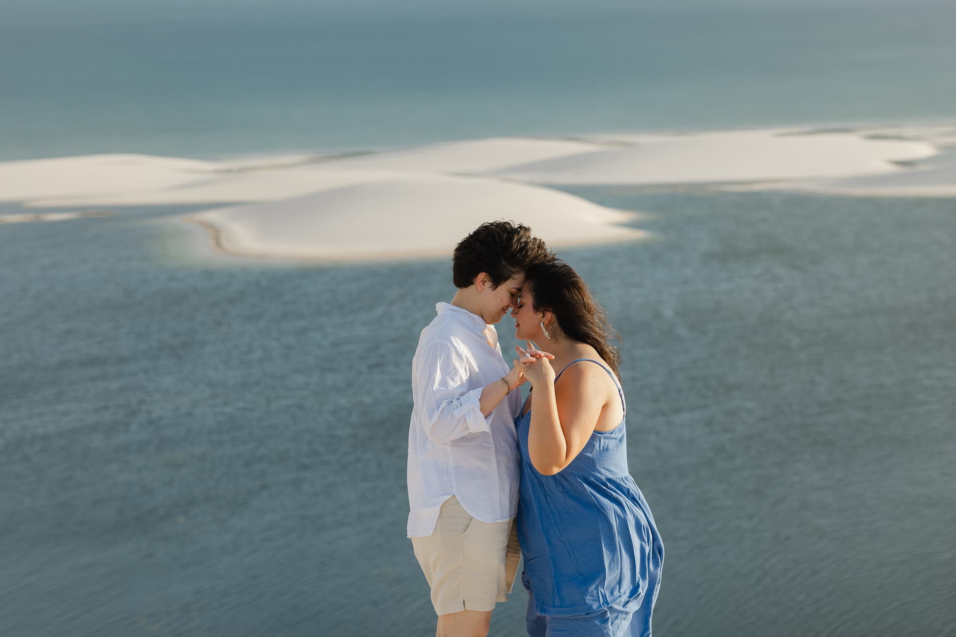 Amana e Julie, beijo ao pôr do sol nas dunas, Santo Amaro, Lençóis Maranhenses