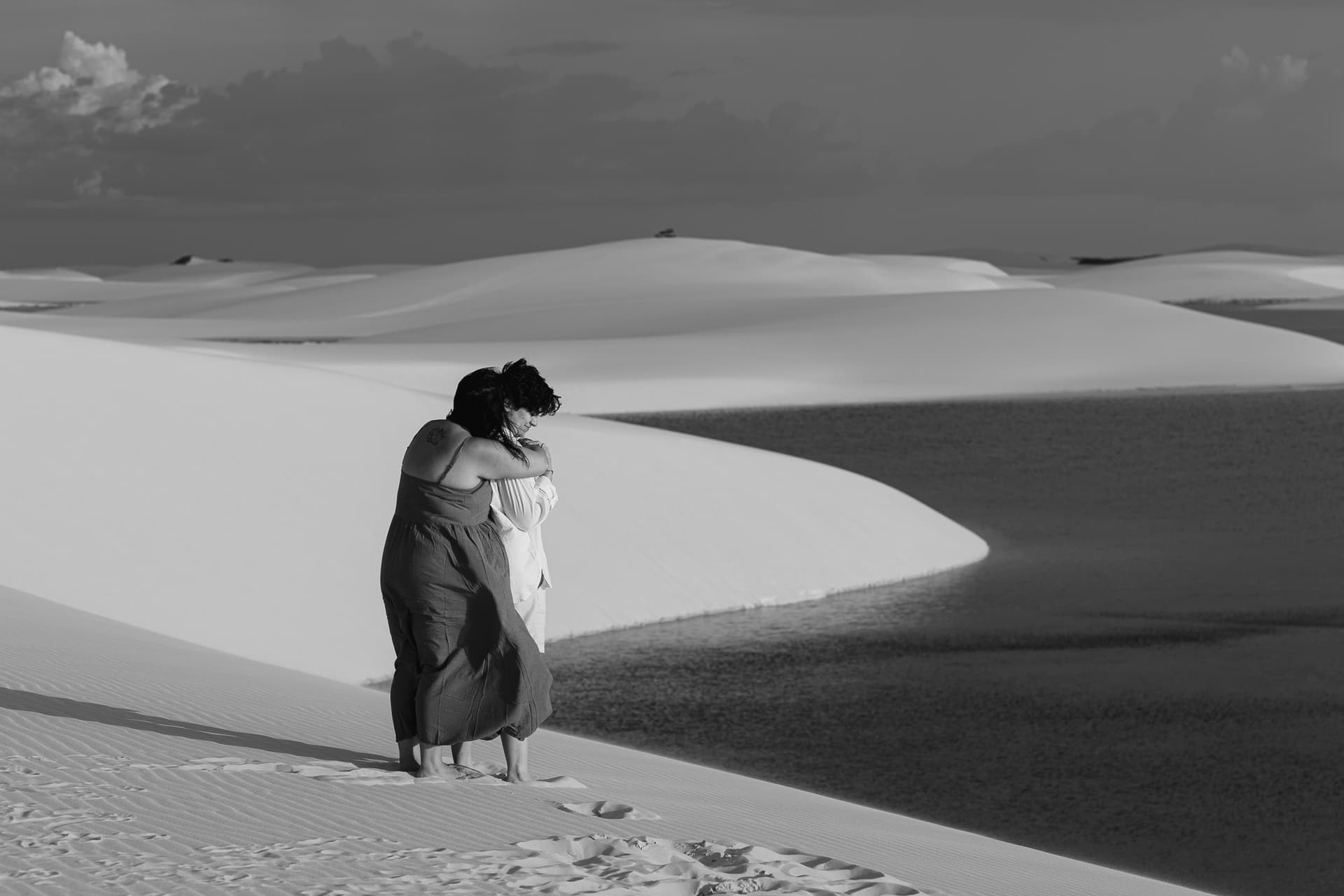 Amana e Julie, casal nas lagoas azuis, Santo Amaro, Lençóis Maranhenses