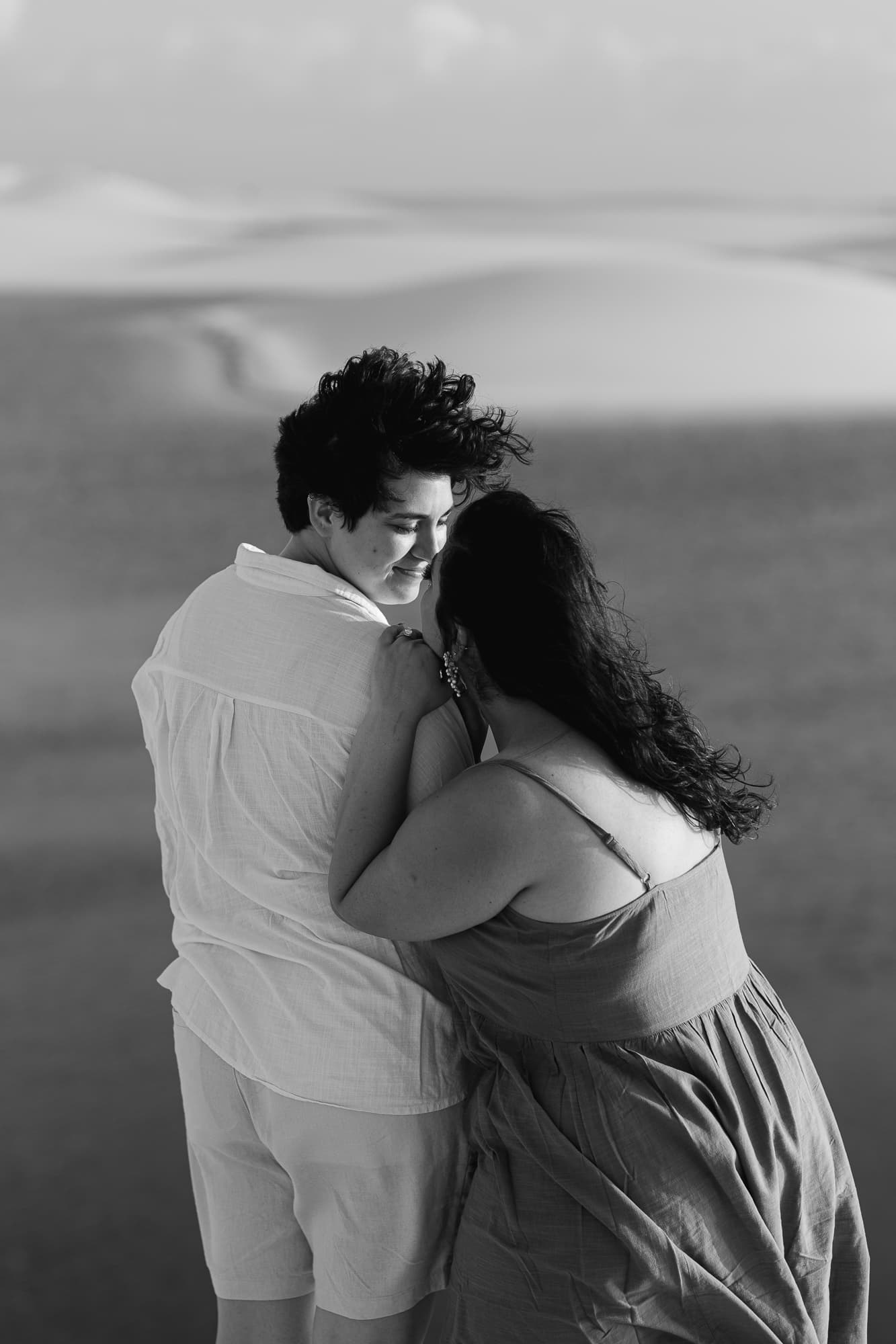 Amana e Julie, silhueta ao entardecer, Santo Amaro, Lençóis Maranhenses