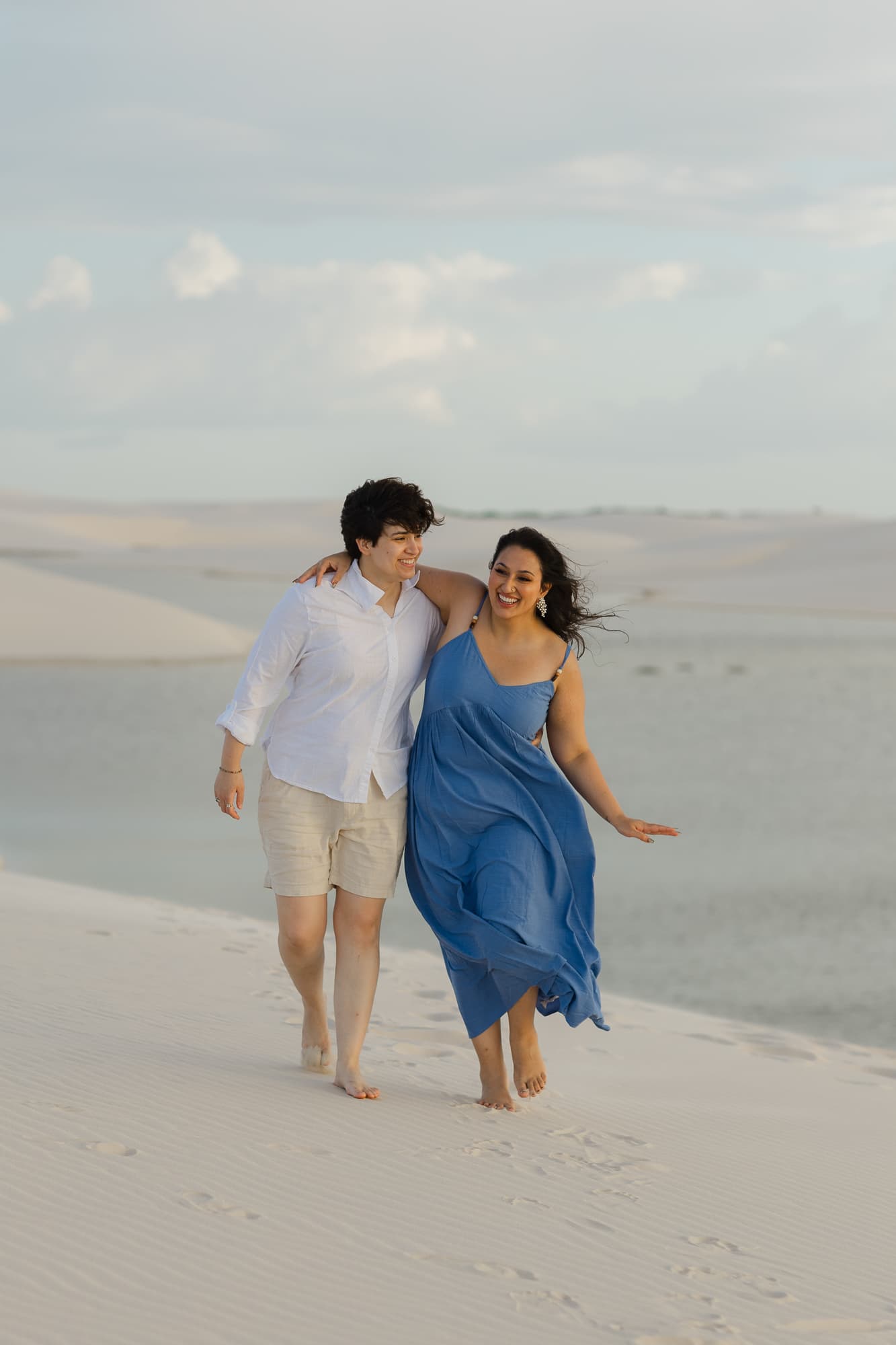 Amana e Julie, casal abraçado na luz dourada, Santo Amaro, Lençóis Maranhenses