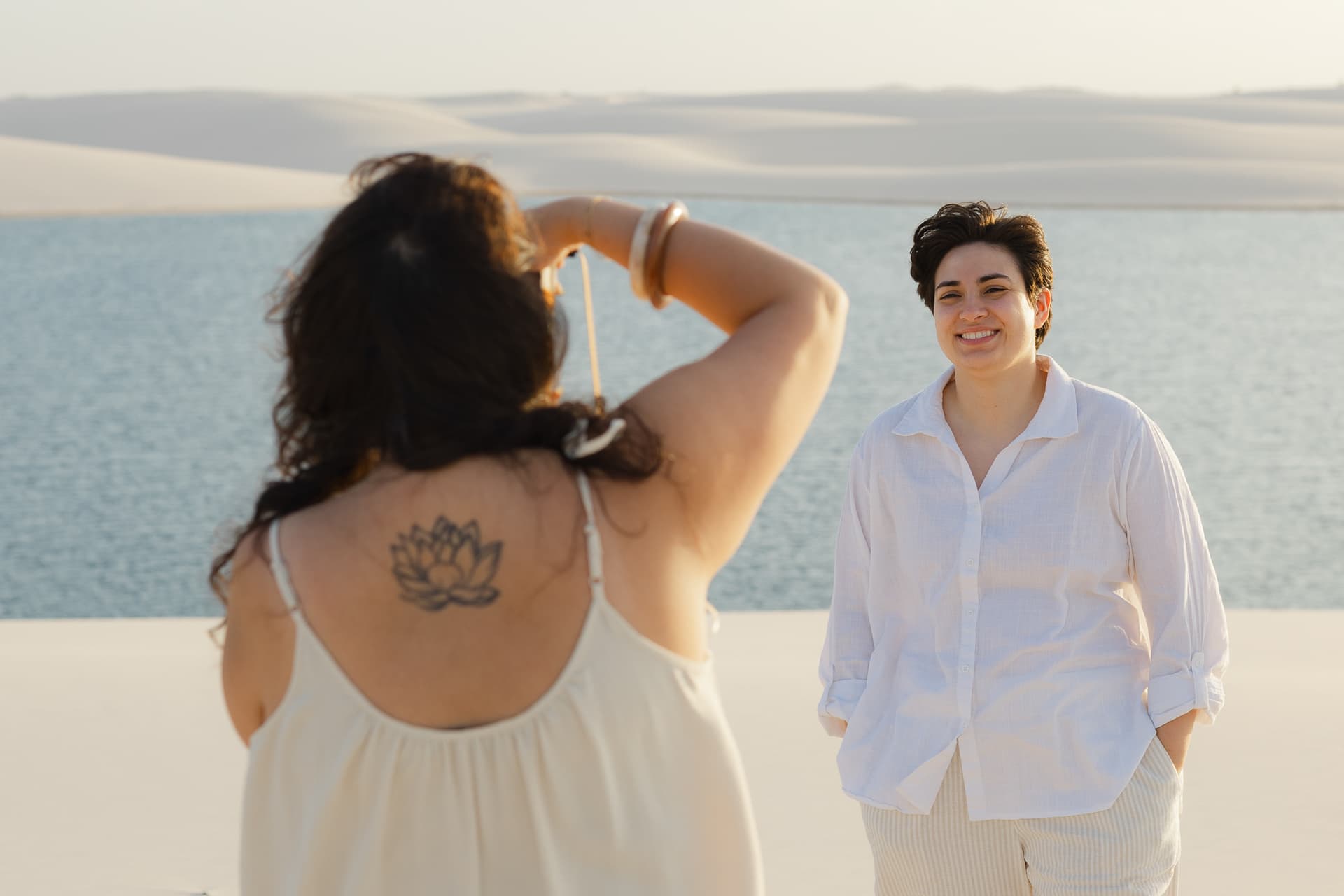 Amana e Julie, beijo ao pôr do sol nas dunas, Santo Amaro, Lençóis Maranhenses