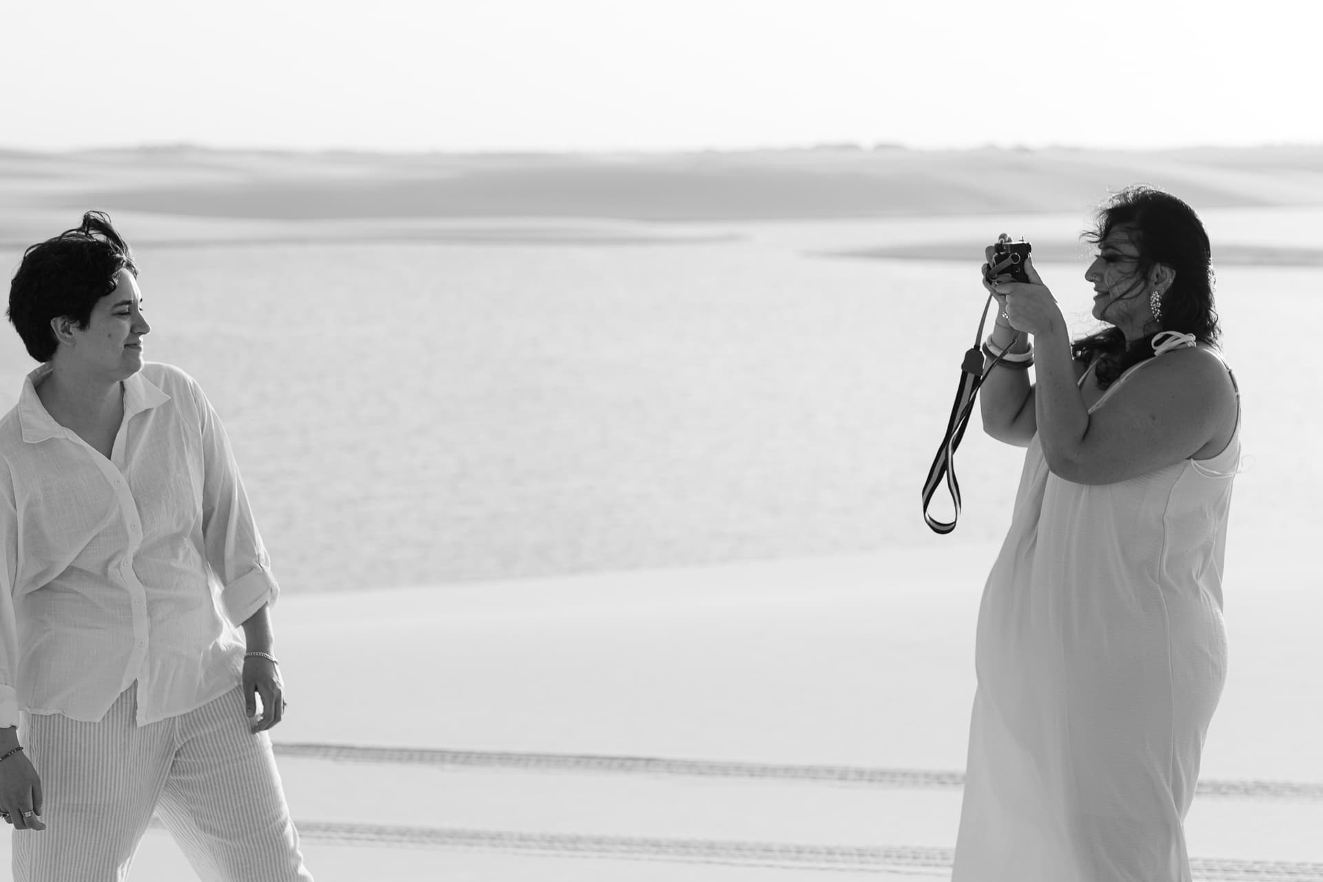 Amana e Julie, momento de cumplicidade nas dunas, Santo Amaro, Lençóis Maranhenses