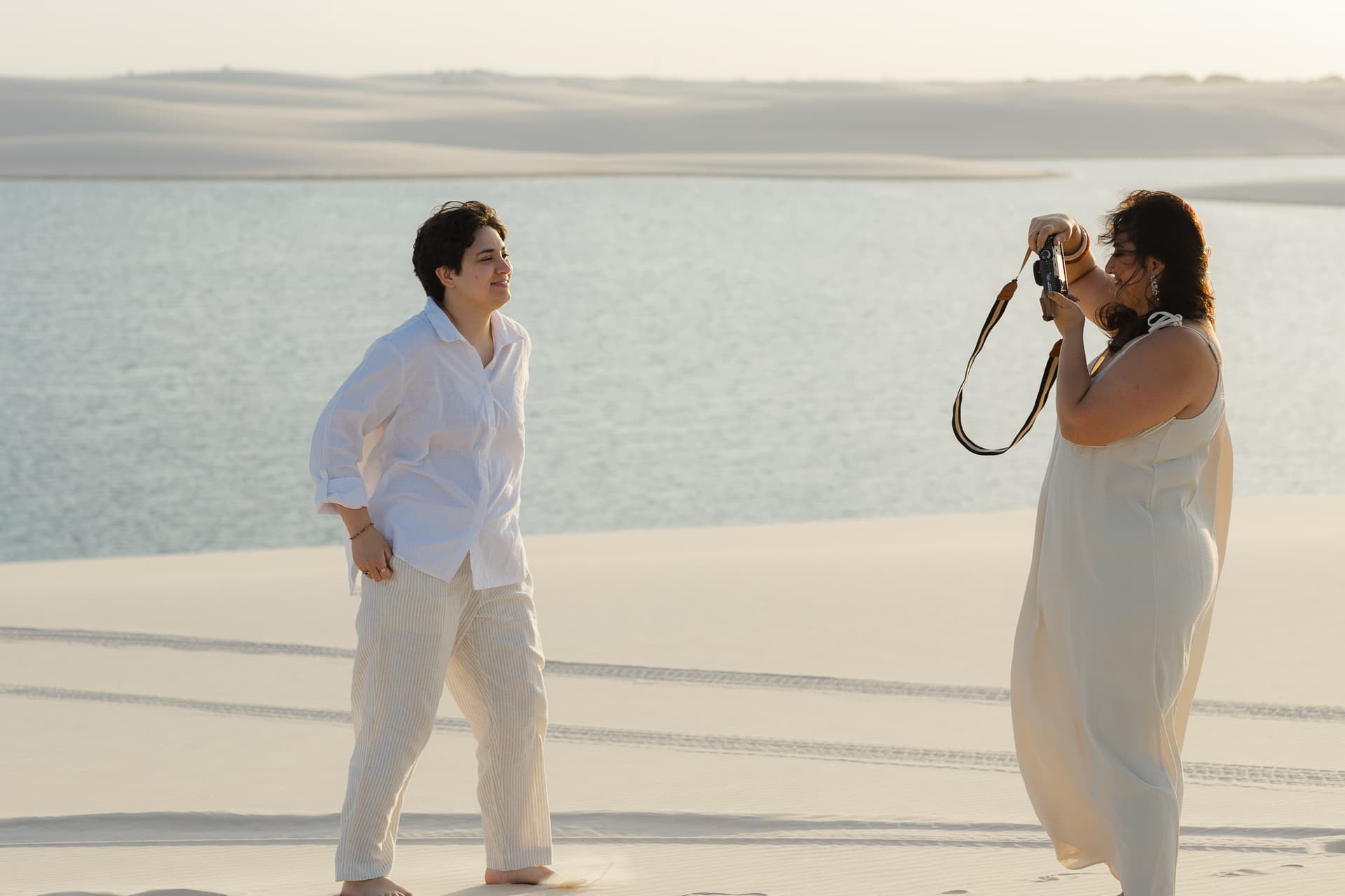 Amana e Julie, casal nas lagoas azuis, Santo Amaro, Lençóis Maranhenses