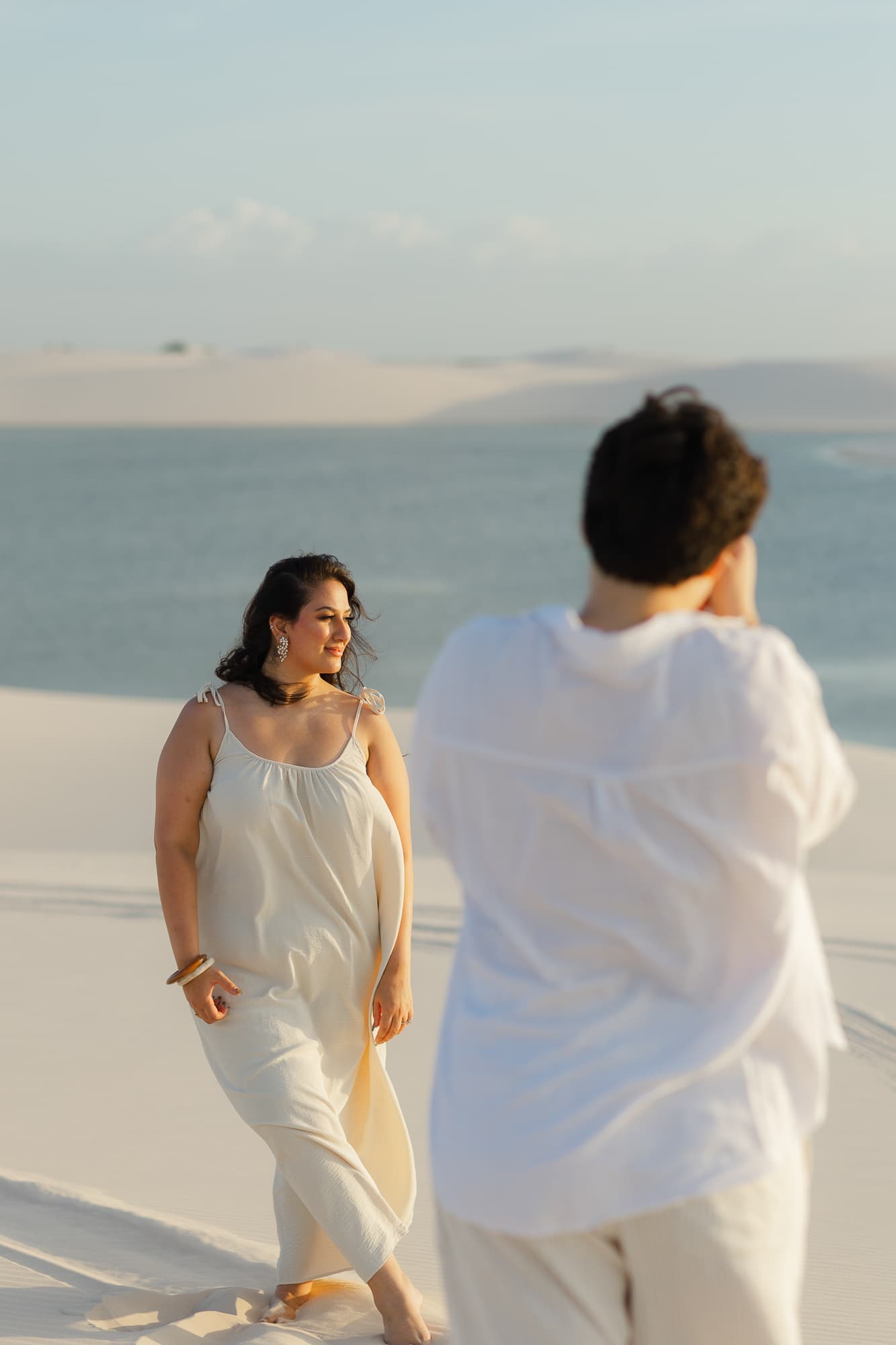 Amana e Julie, silhueta ao entardecer, Santo Amaro, Lençóis Maranhenses