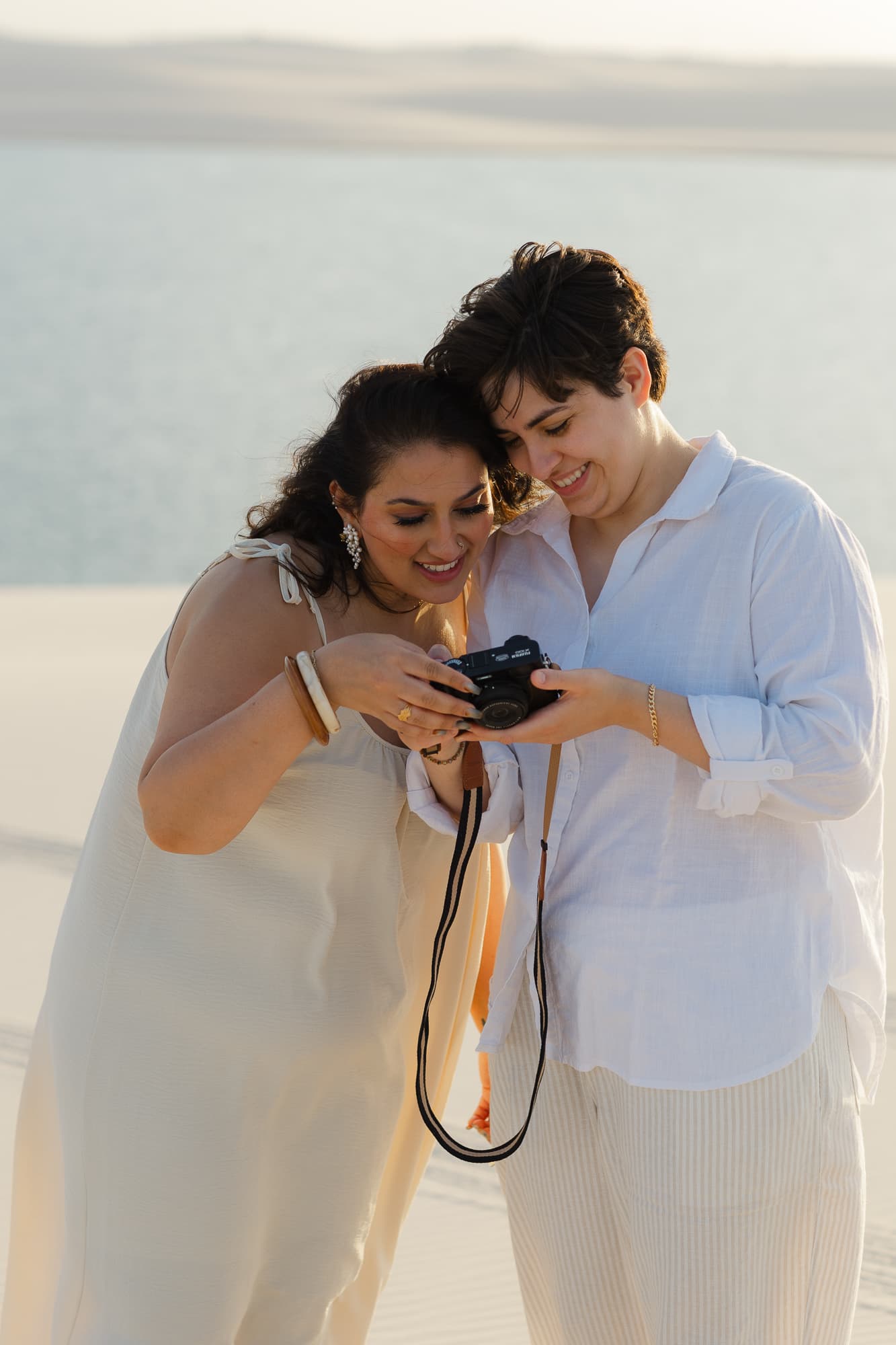 Amana e Julie, retrato ao ar livre nos Lençóis, Santo Amaro, Lençóis Maranhenses