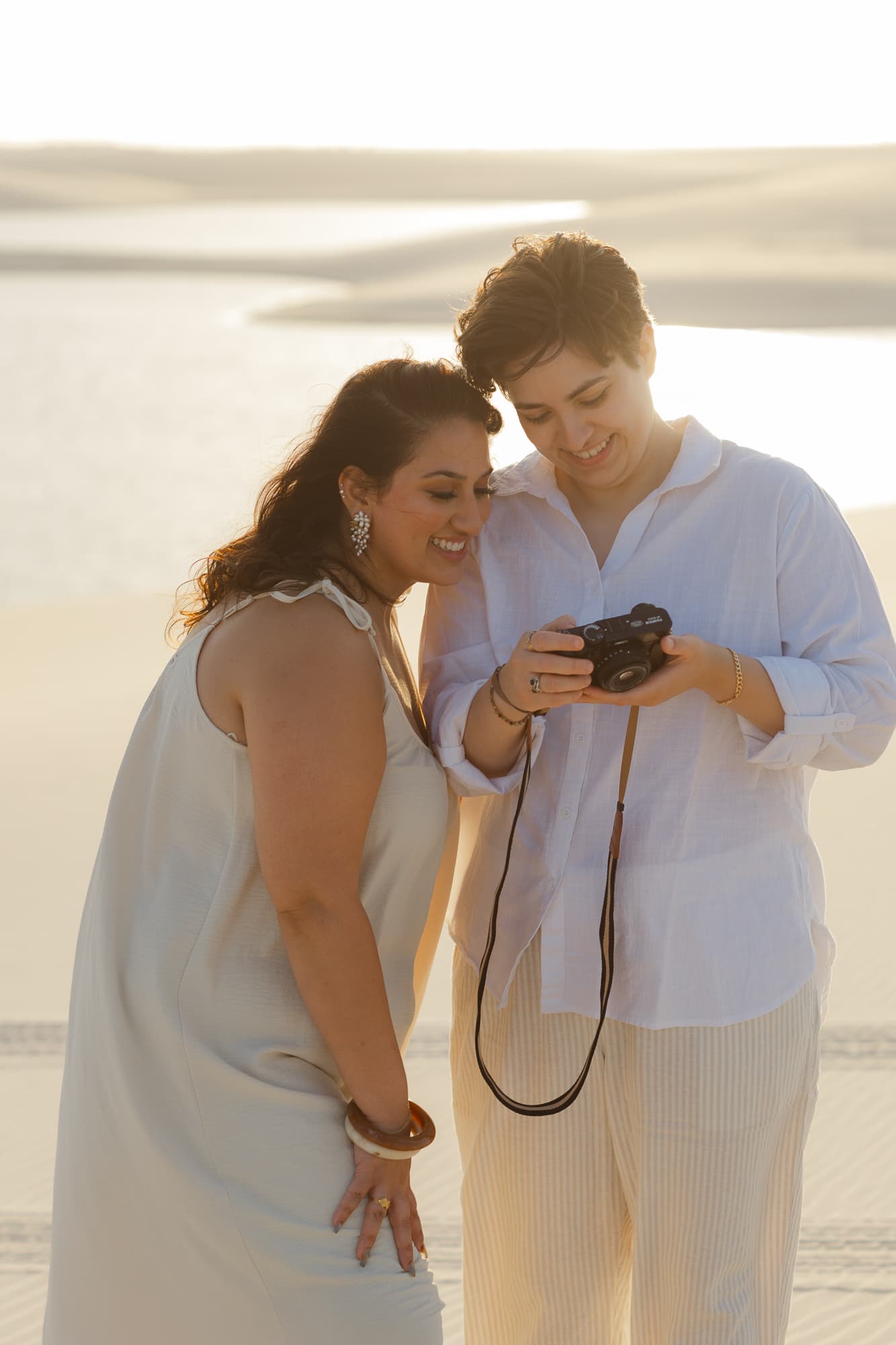Amana e Julie, casal abraçado na luz dourada, Santo Amaro, Lençóis Maranhenses