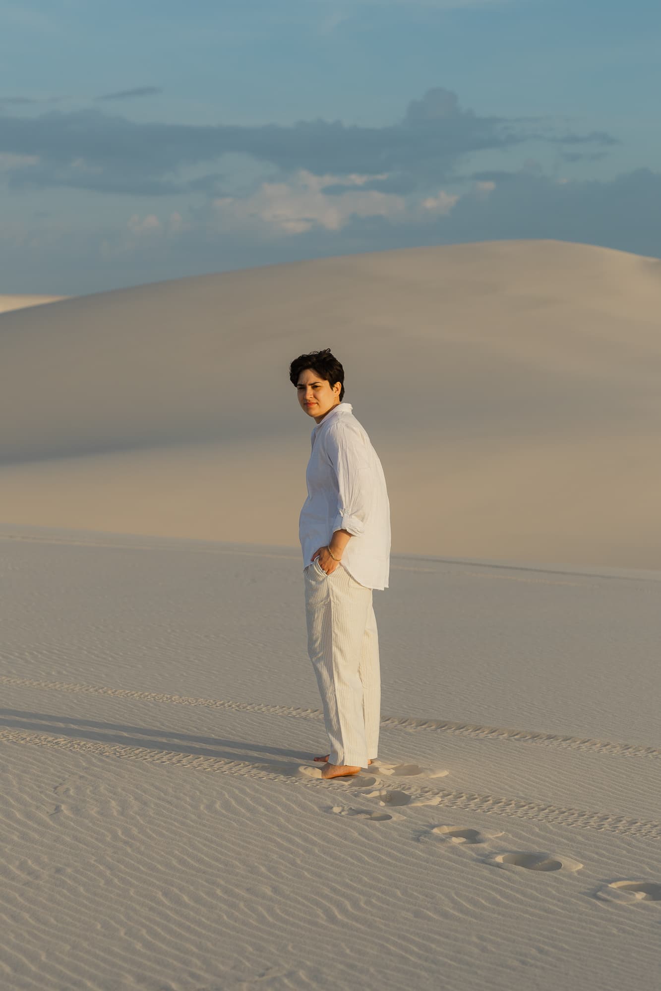 Amana e Julie, caminhando de mãos dadas nas dunas, Santo Amaro, Lençóis Maranhenses