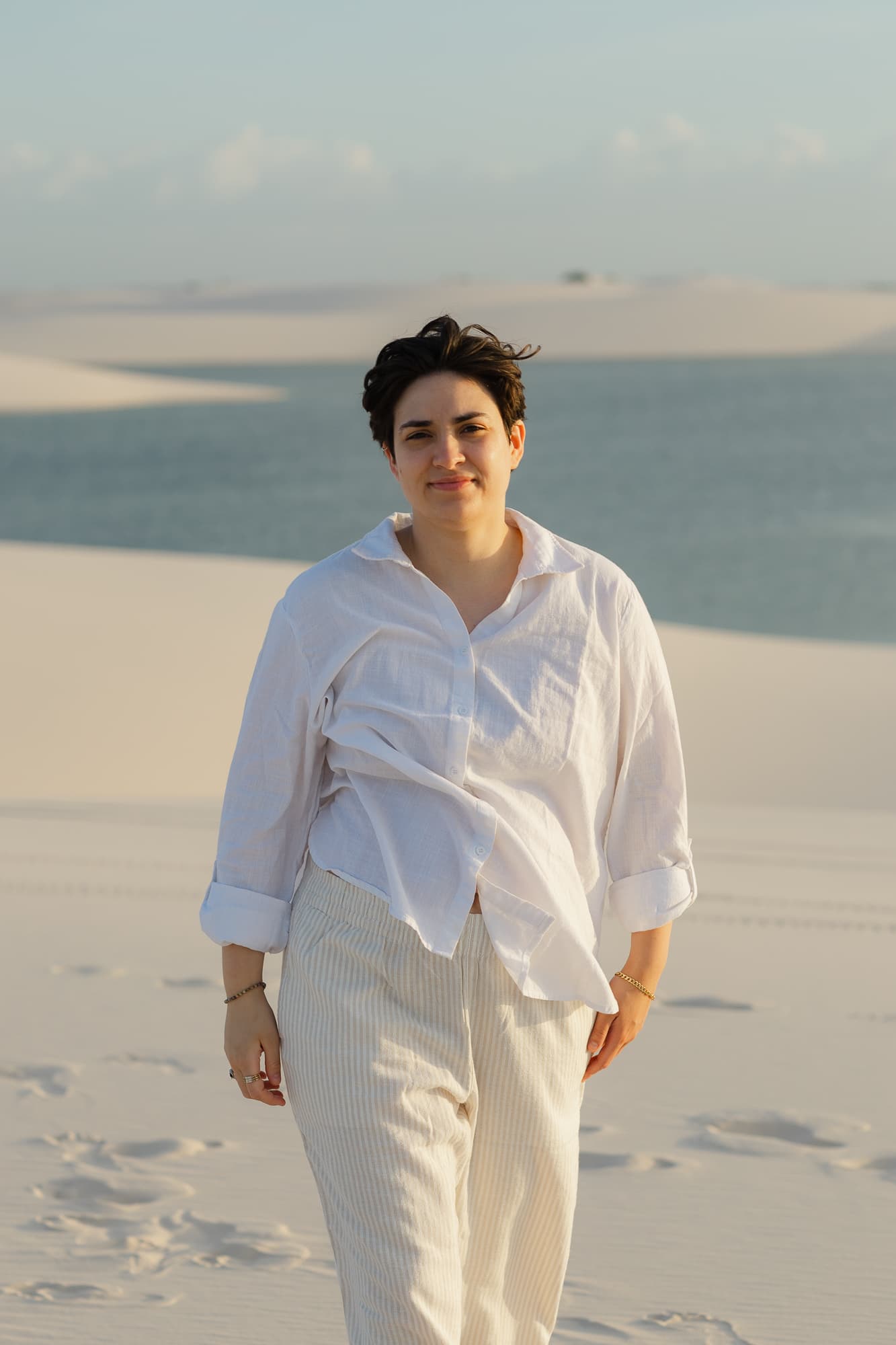 Amana e Julie, beijo ao pôr do sol nas dunas, Santo Amaro, Lençóis Maranhenses