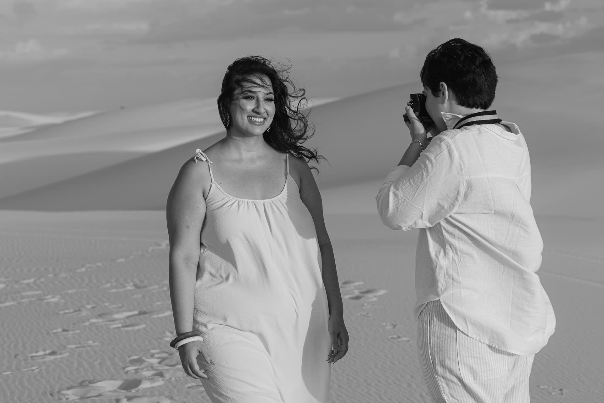 Amana e Julie, momento de cumplicidade nas dunas, Santo Amaro, Lençóis Maranhenses