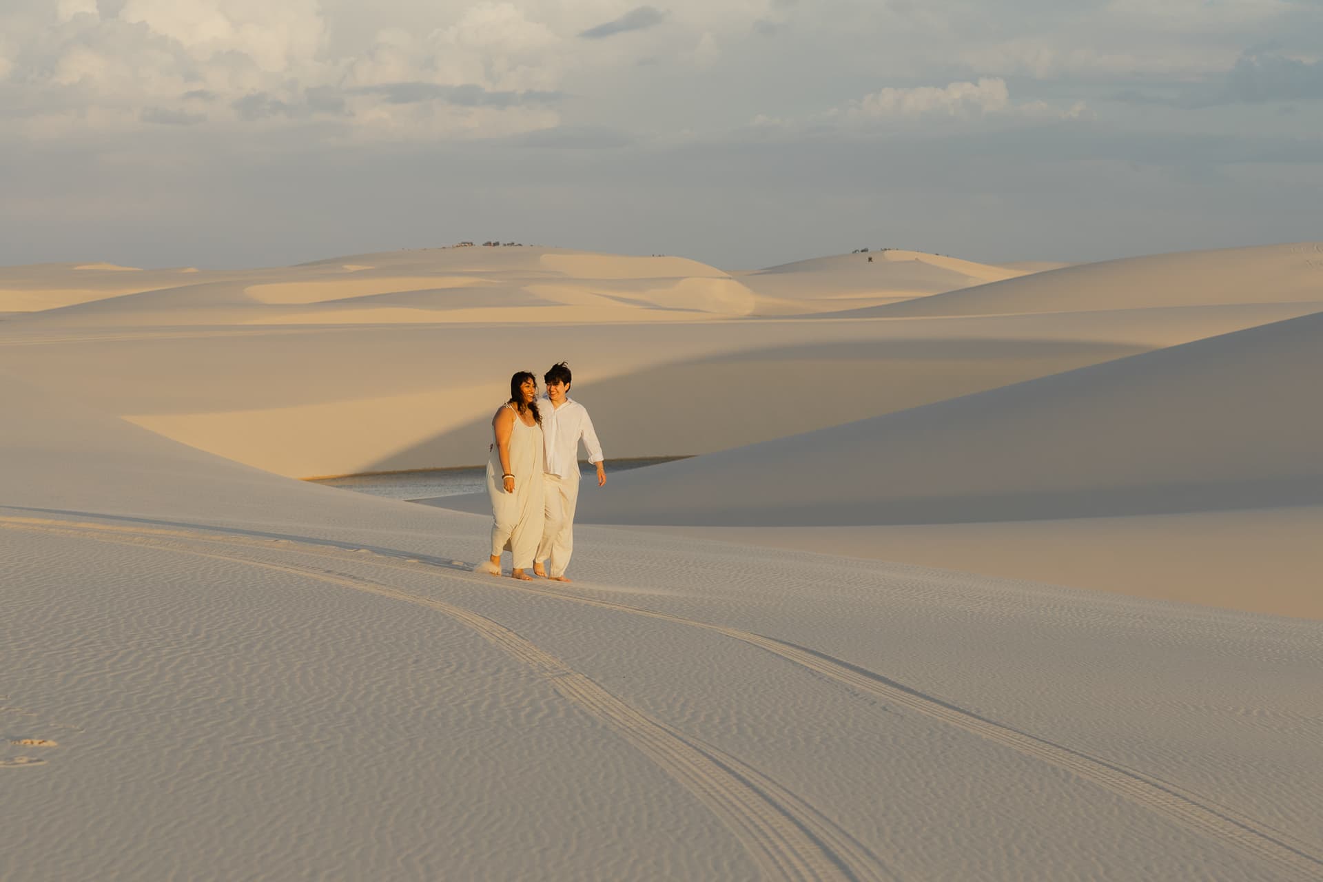 Amana e Julie, retrato ao ar livre nos Lençóis, Santo Amaro, Lençóis Maranhenses