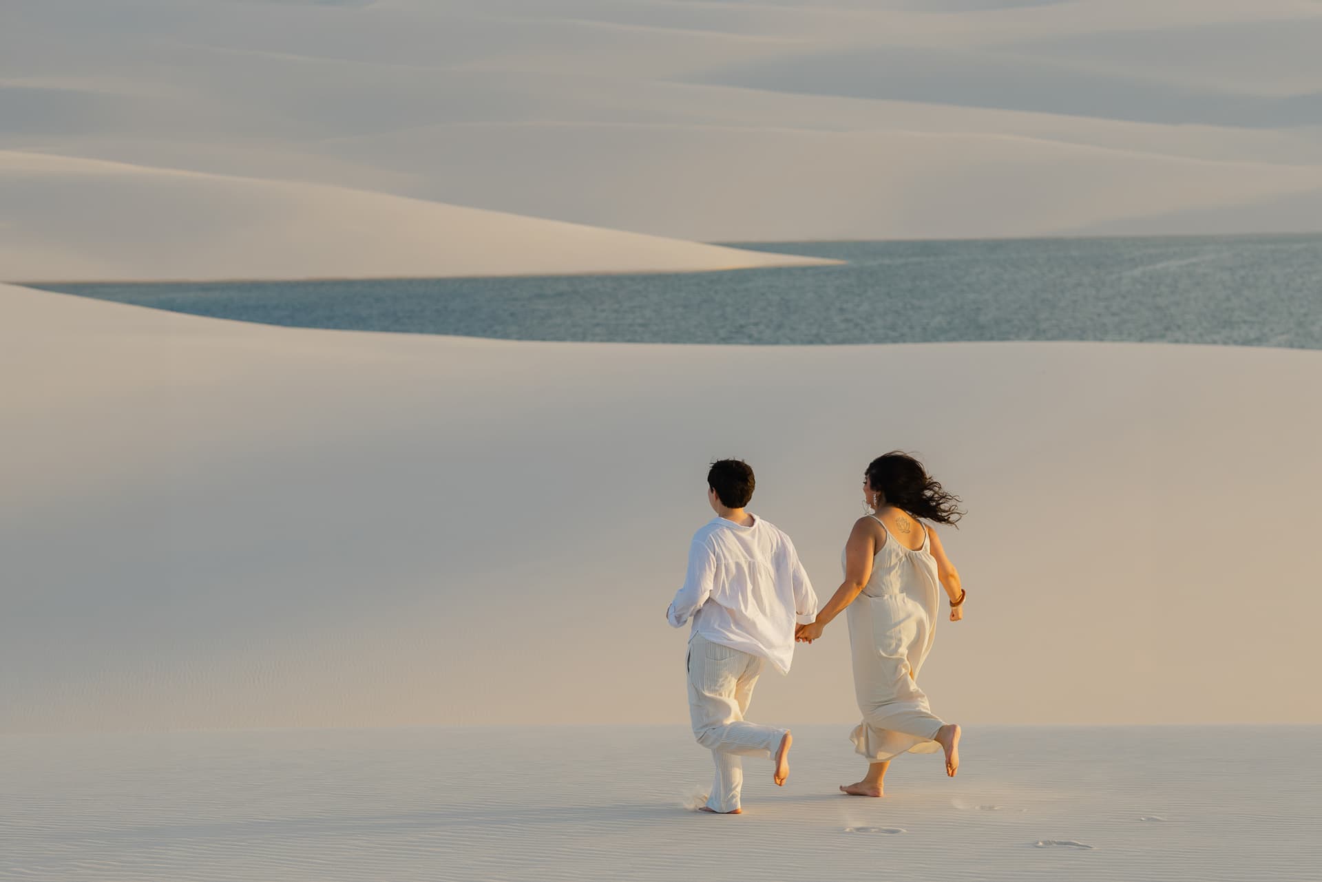 Amana e Julie, casal abraçado na luz dourada, Santo Amaro, Lençóis Maranhenses