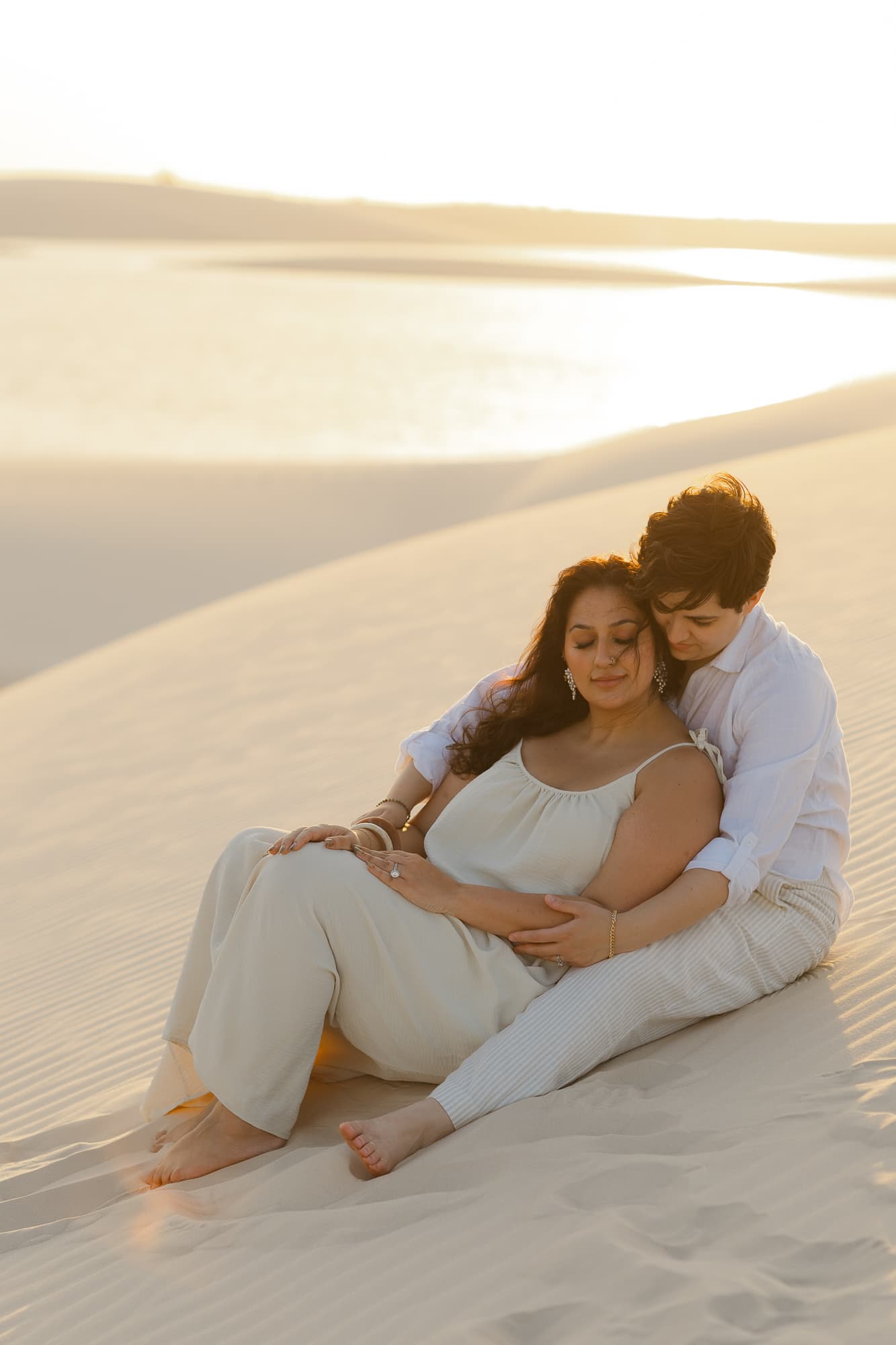 Amana e Julie, caminhando de mãos dadas nas dunas, Santo Amaro, Lençóis Maranhenses
