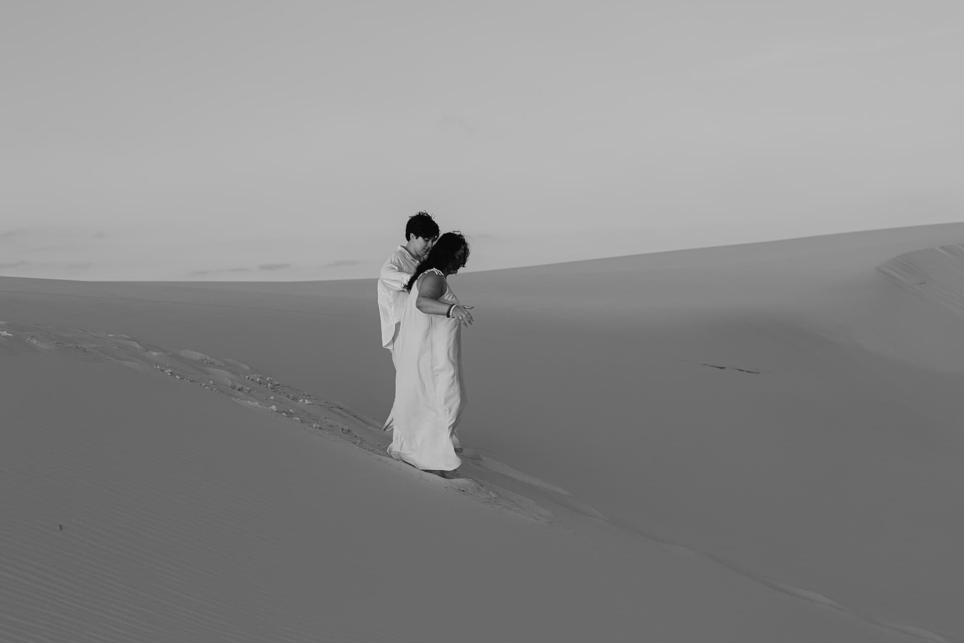 Amana e Julie, beijo ao pôr do sol nas dunas, Santo Amaro, Lençóis Maranhenses