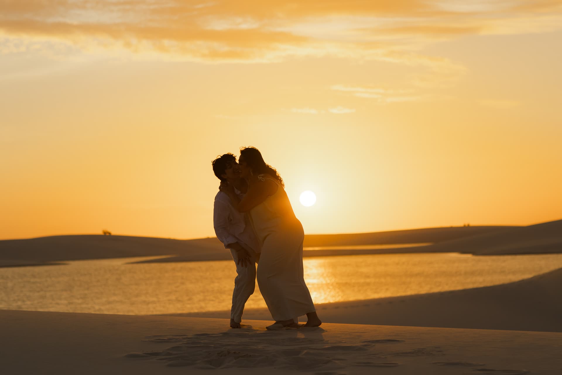 Amana e Julie, momento de cumplicidade nas dunas, Santo Amaro, Lençóis Maranhenses