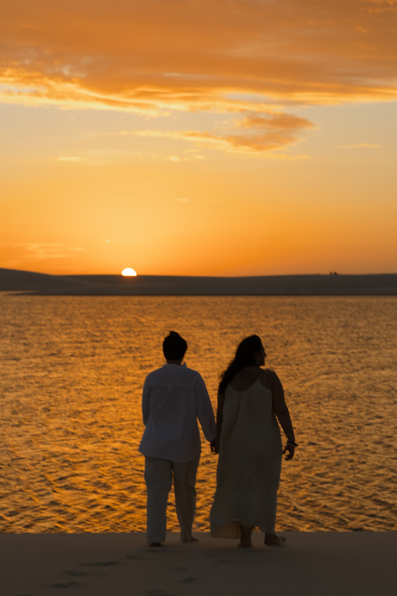 Amana e Julie, beijo ao pôr do sol nas dunas, Santo Amaro, Lençóis Maranhenses