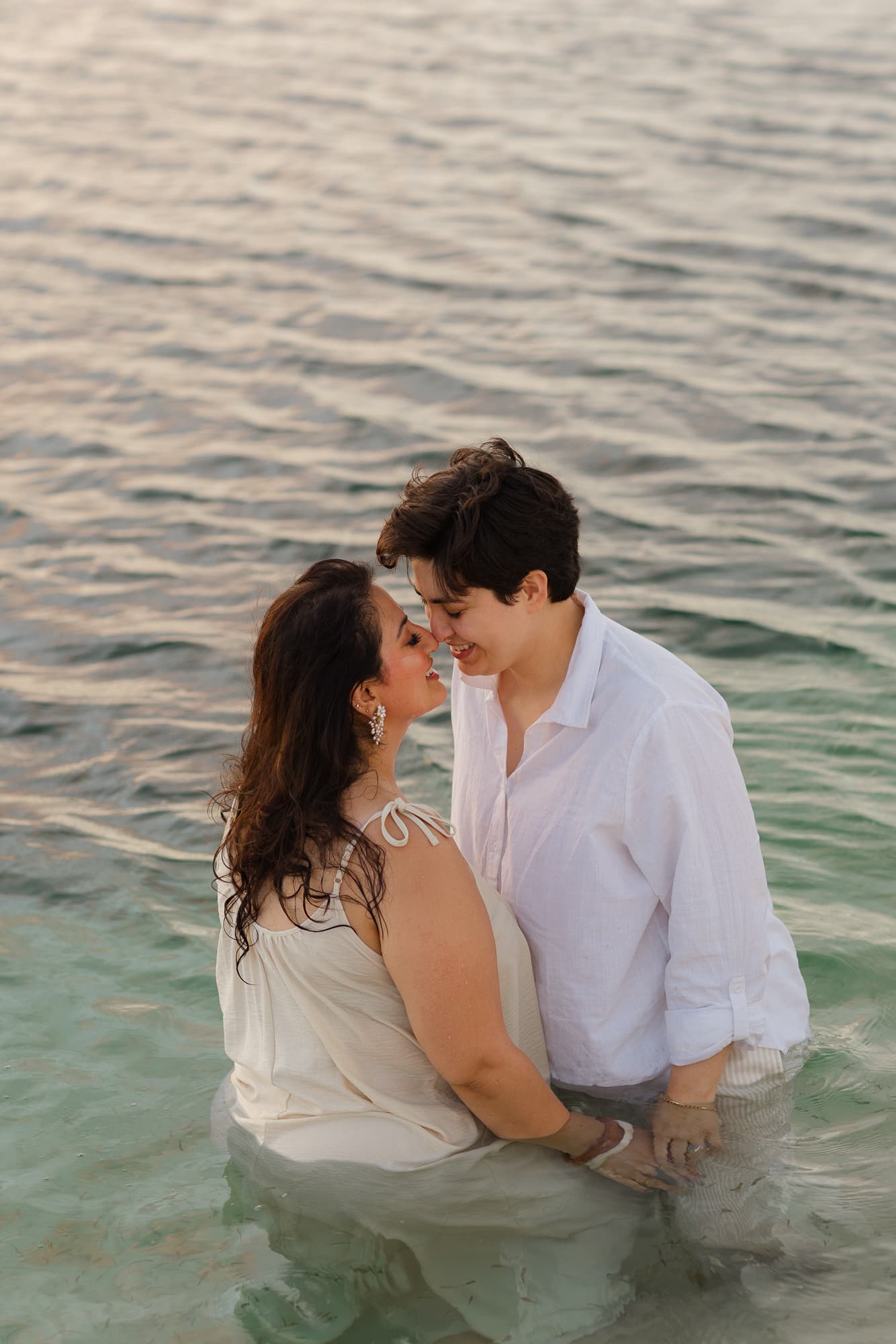 Amana e Julie, momento de cumplicidade nas dunas, Santo Amaro, Lençóis Maranhenses