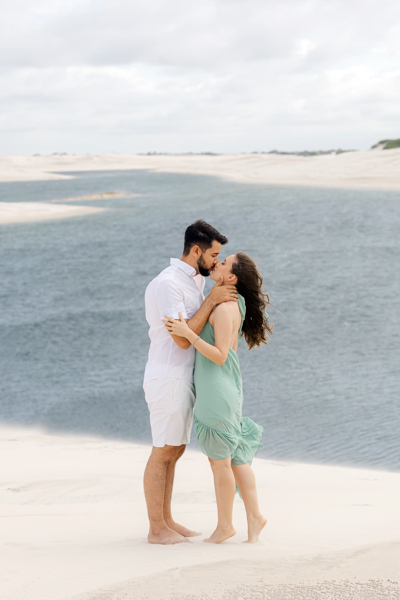Amanda e Guilherme, casal abraçado na luz dourada, Santo Amaro, Lençóis Maranhenses