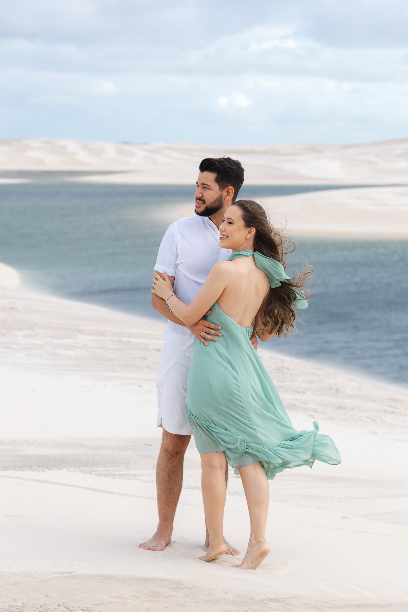 Amanda e Guilherme, caminhando de mãos dadas nas dunas, Santo Amaro, Lençóis Maranhenses
