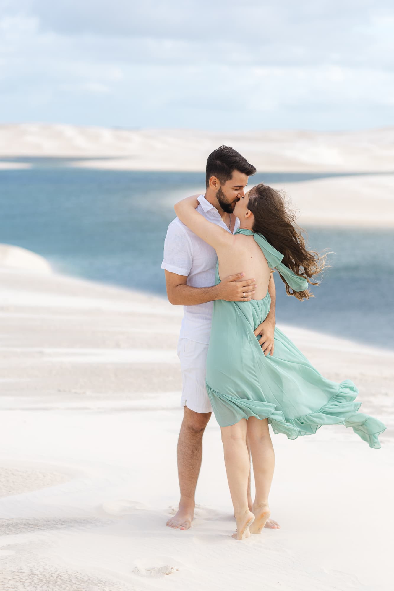 Amanda e Guilherme, beijo ao pôr do sol nas dunas, Santo Amaro, Lençóis Maranhenses