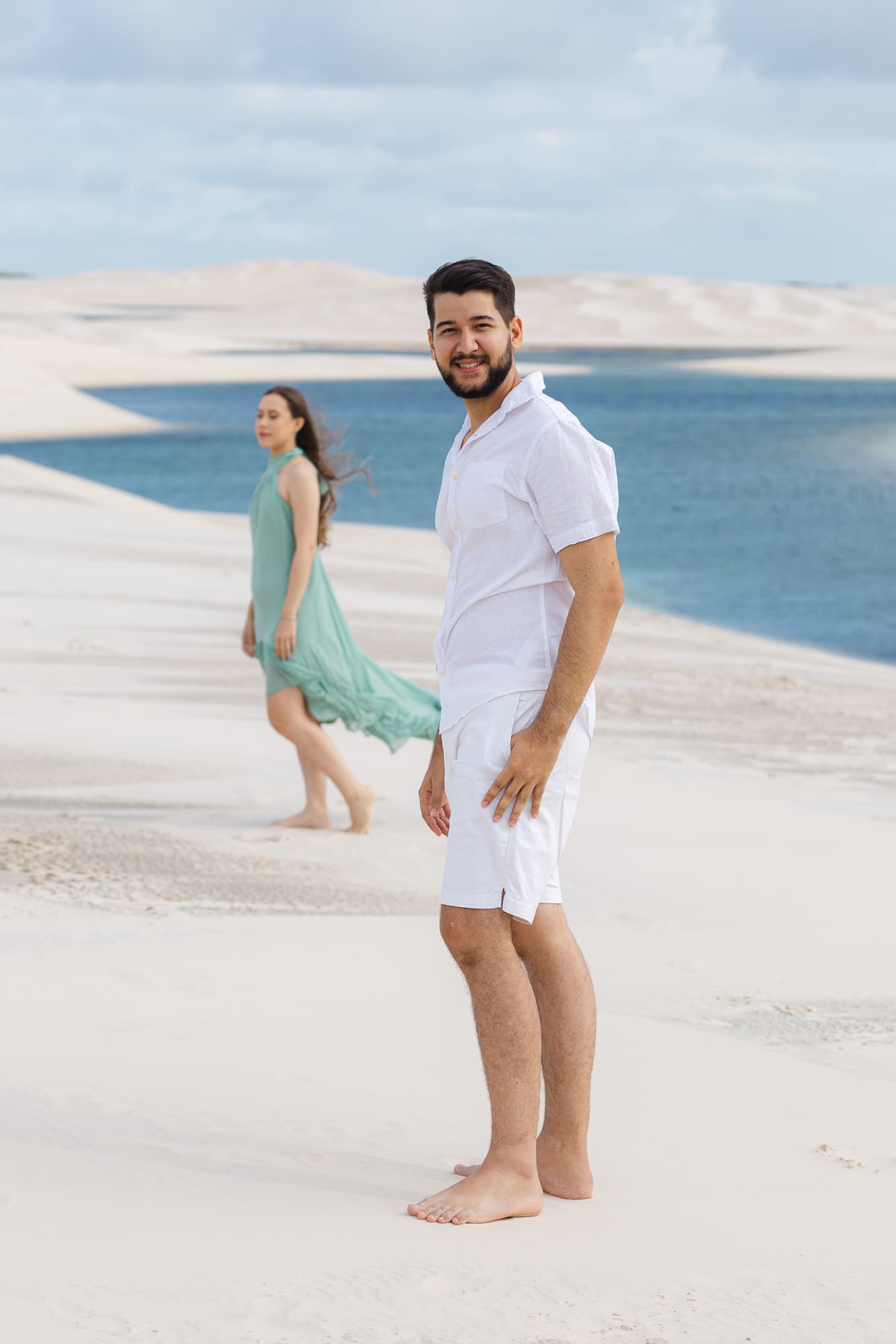 Amanda e Guilherme, silhueta ao entardecer, Santo Amaro, Lençóis Maranhenses