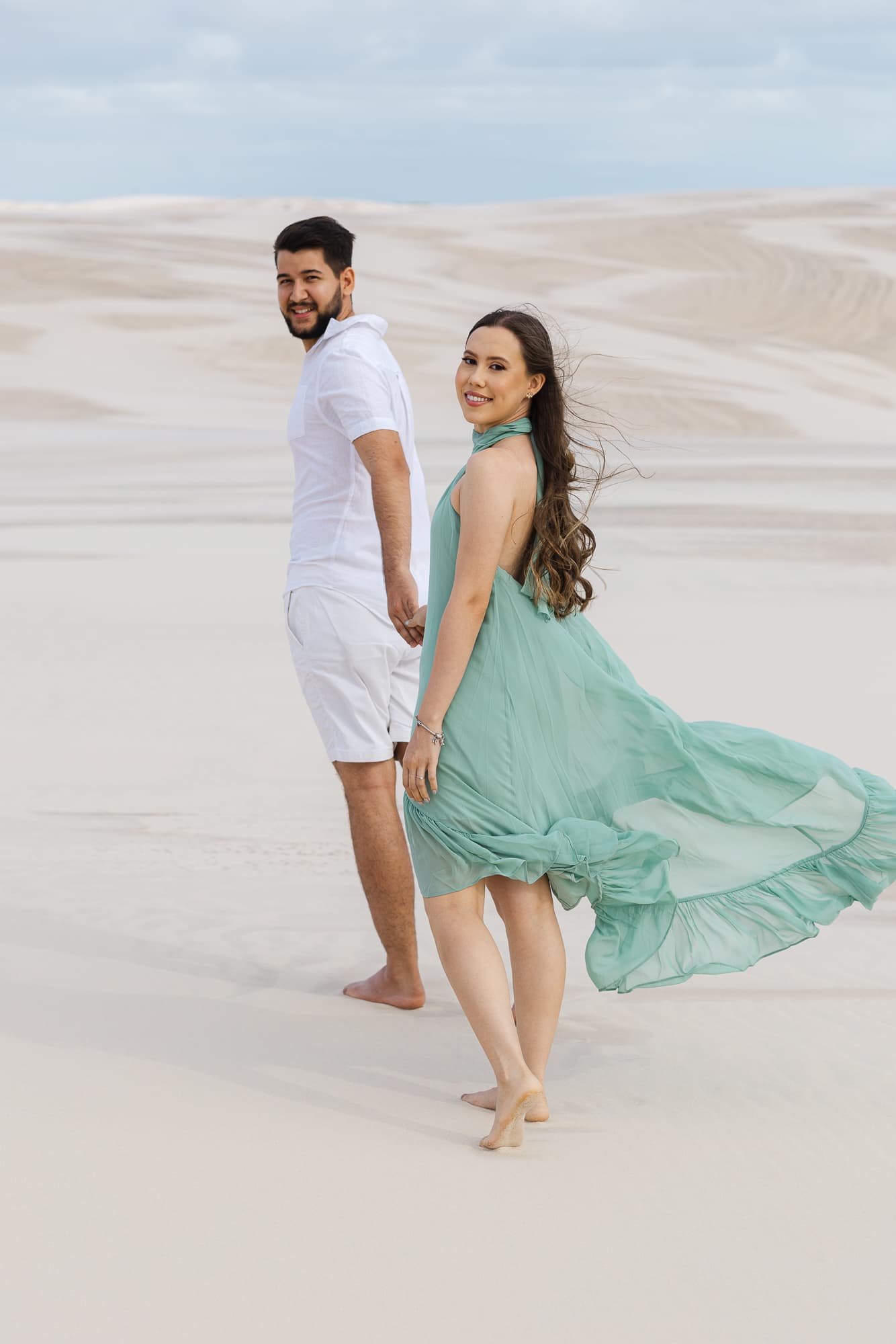 Amanda e Guilherme, casal abraçado na luz dourada, Santo Amaro, Lençóis Maranhenses