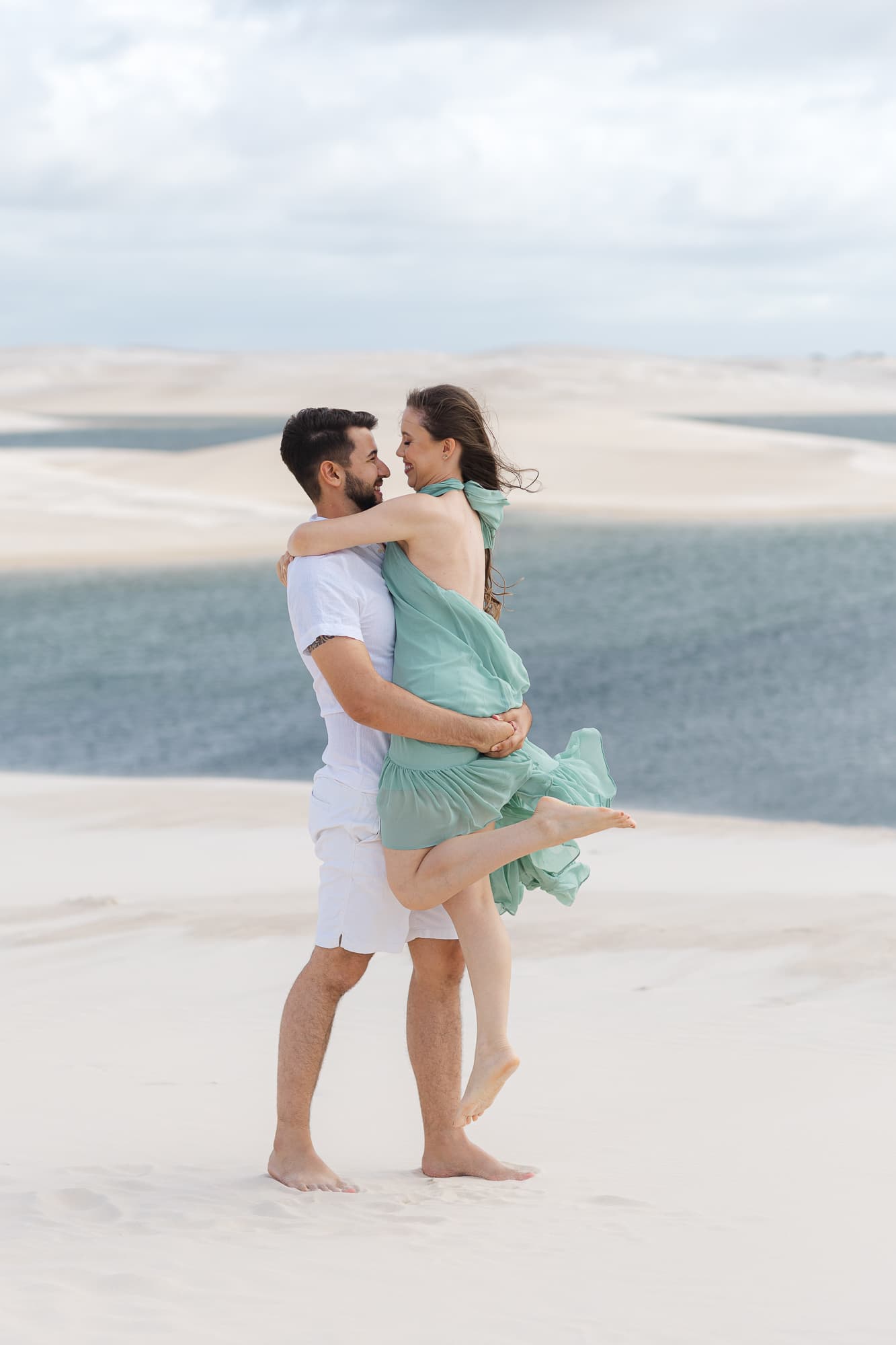 Amanda e Guilherme, casal abraçado na luz dourada, Santo Amaro, Lençóis Maranhenses