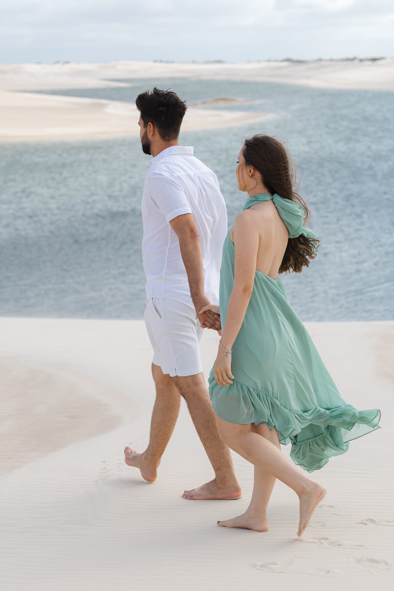 Amanda e Guilherme, caminhando de mãos dadas nas dunas, Santo Amaro, Lençóis Maranhenses