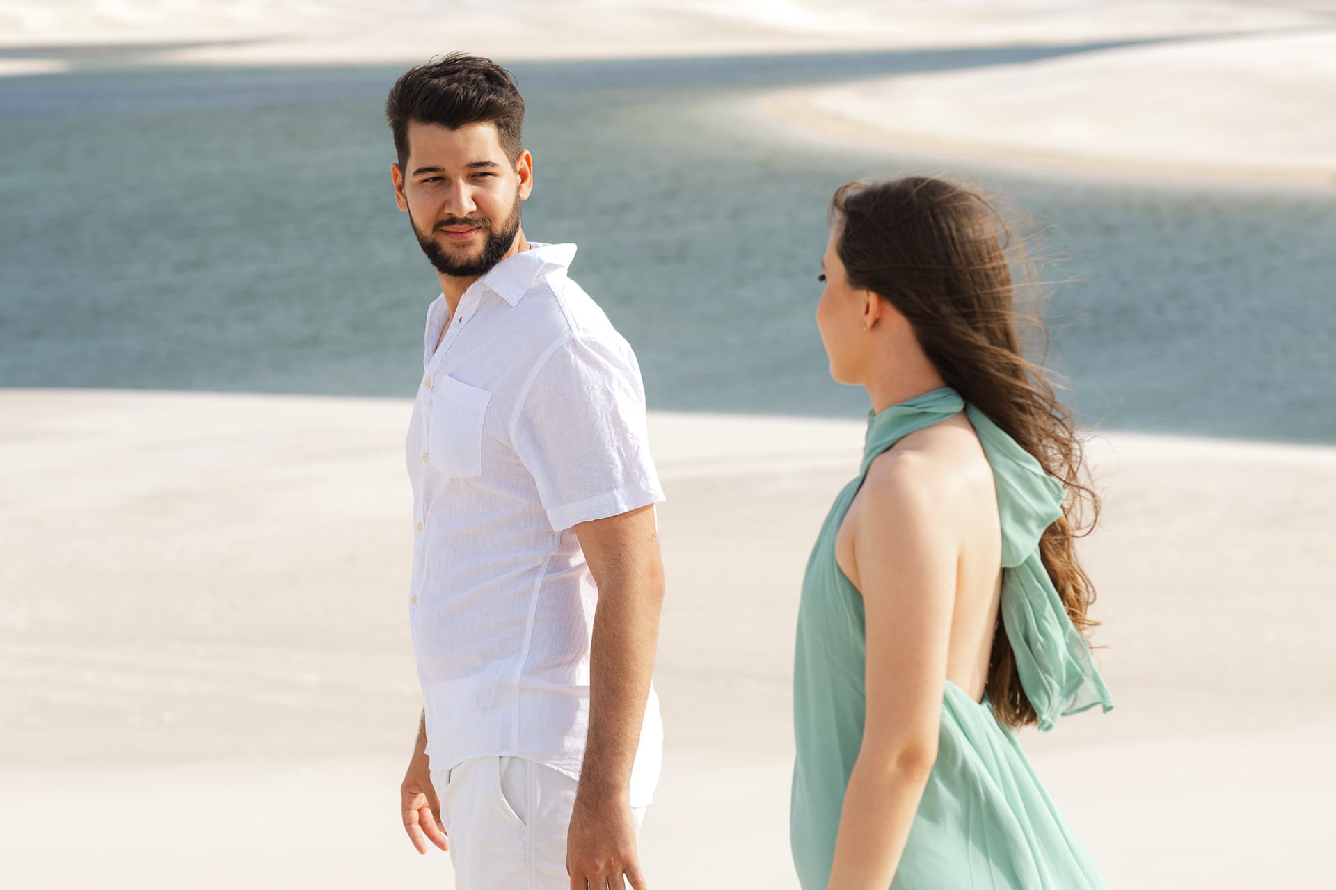 Amanda e Guilherme, silhueta ao entardecer, Santo Amaro, Lençóis Maranhenses