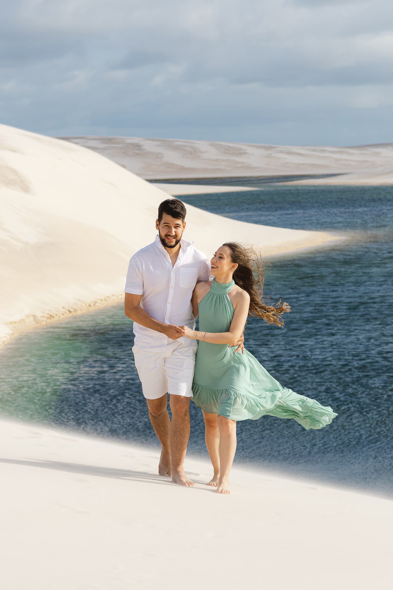Amanda e Guilherme, casal abraçado na luz dourada, Santo Amaro, Lençóis Maranhenses