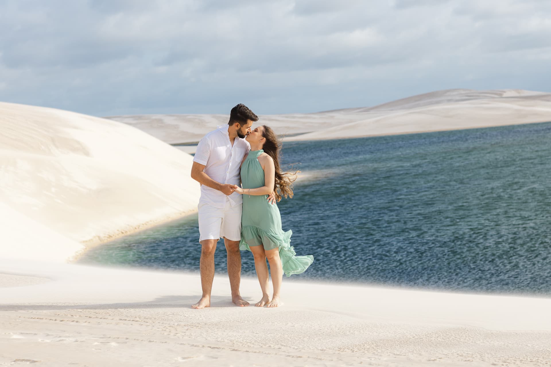 Amanda e Guilherme, caminhando de mãos dadas nas dunas, Santo Amaro, Lençóis Maranhenses