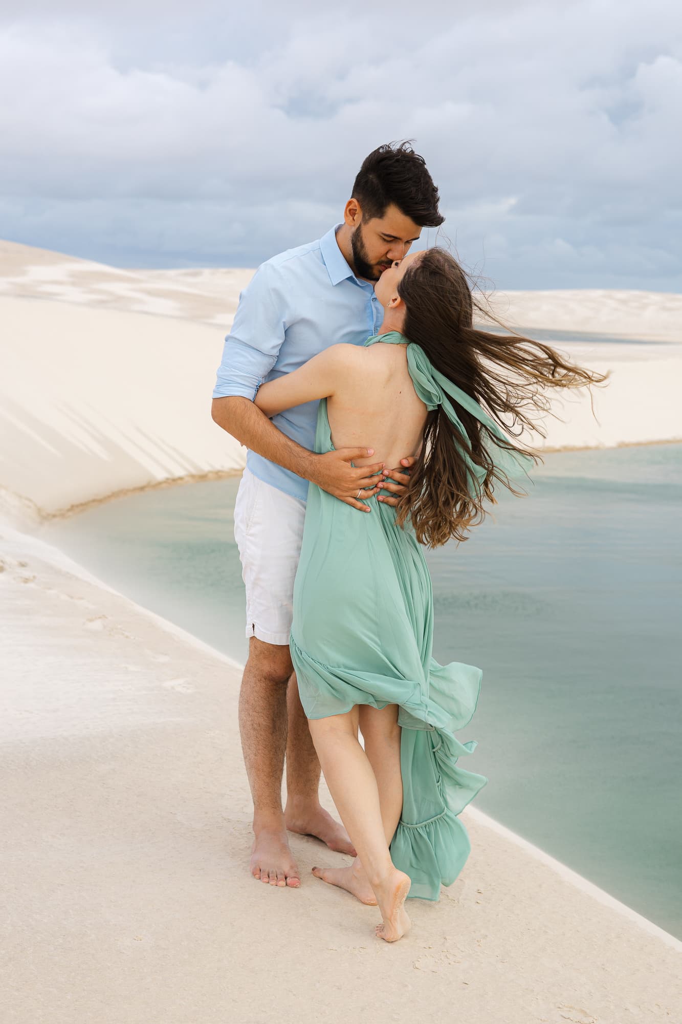 Amanda e Guilherme, beijo ao pôr do sol nas dunas, Santo Amaro, Lençóis Maranhenses