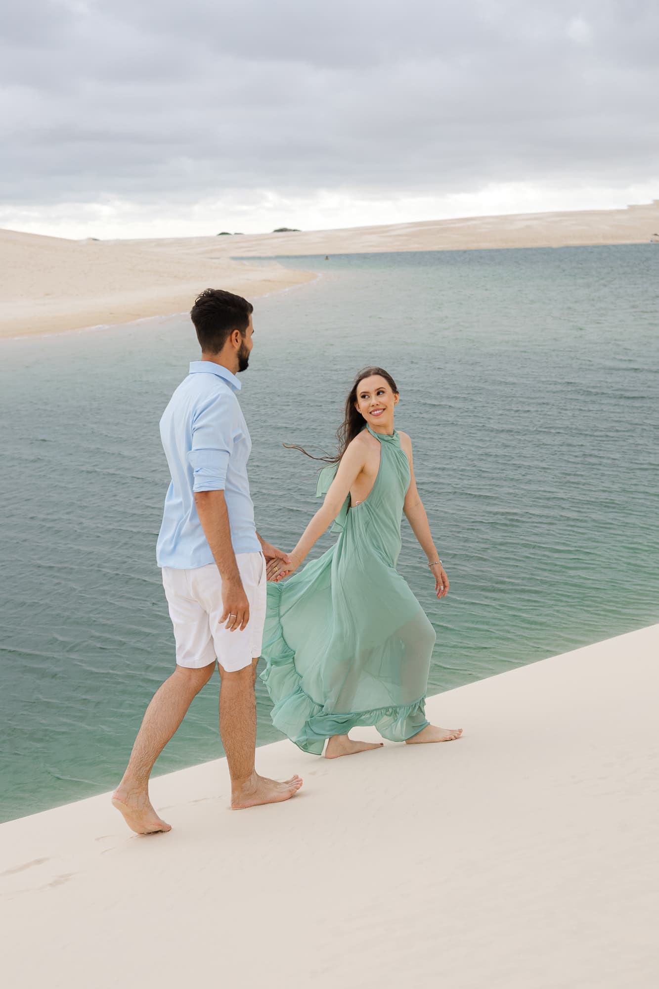 Amanda e Guilherme, silhueta ao entardecer, Santo Amaro, Lençóis Maranhenses