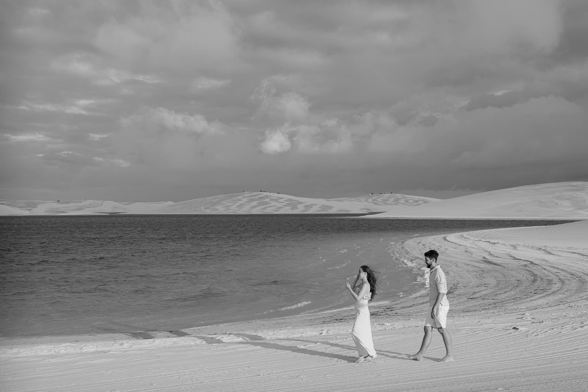 Amanda e Guilherme, casal abraçado na luz dourada, Santo Amaro, Lençóis Maranhenses