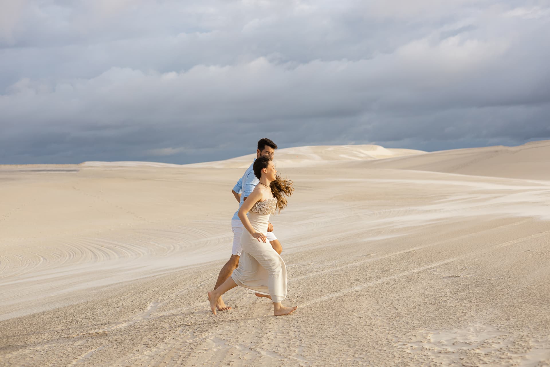 Amanda e Guilherme, caminhando de mãos dadas nas dunas, Santo Amaro, Lençóis Maranhenses