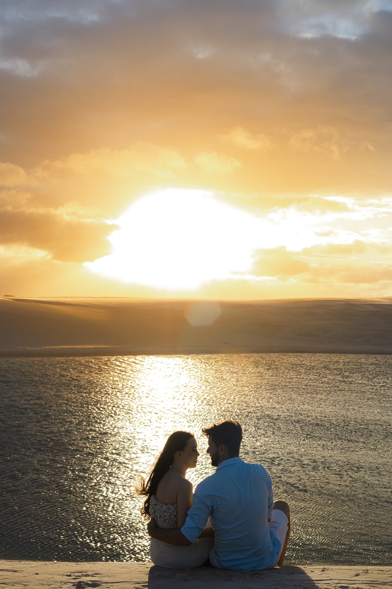 Amanda e Guilherme, silhueta ao entardecer, Santo Amaro, Lençóis Maranhenses