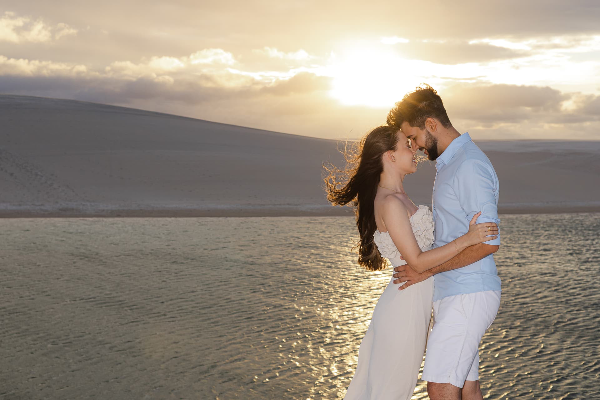 Amanda e Guilherme, casal abraçado na luz dourada, Santo Amaro, Lençóis Maranhenses
