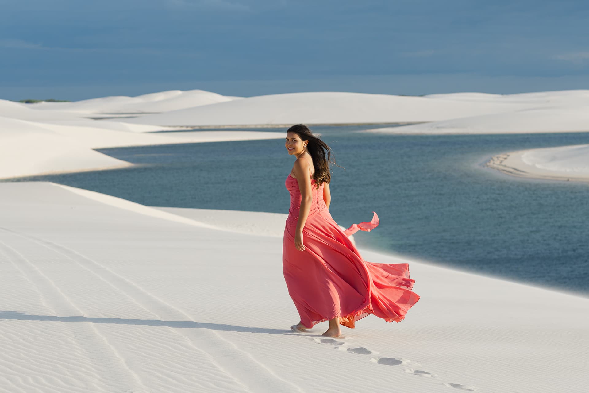 Ana Paula, sorriso ao pôr do sol nas dunas, Santo Amaro, Lençóis Maranhenses