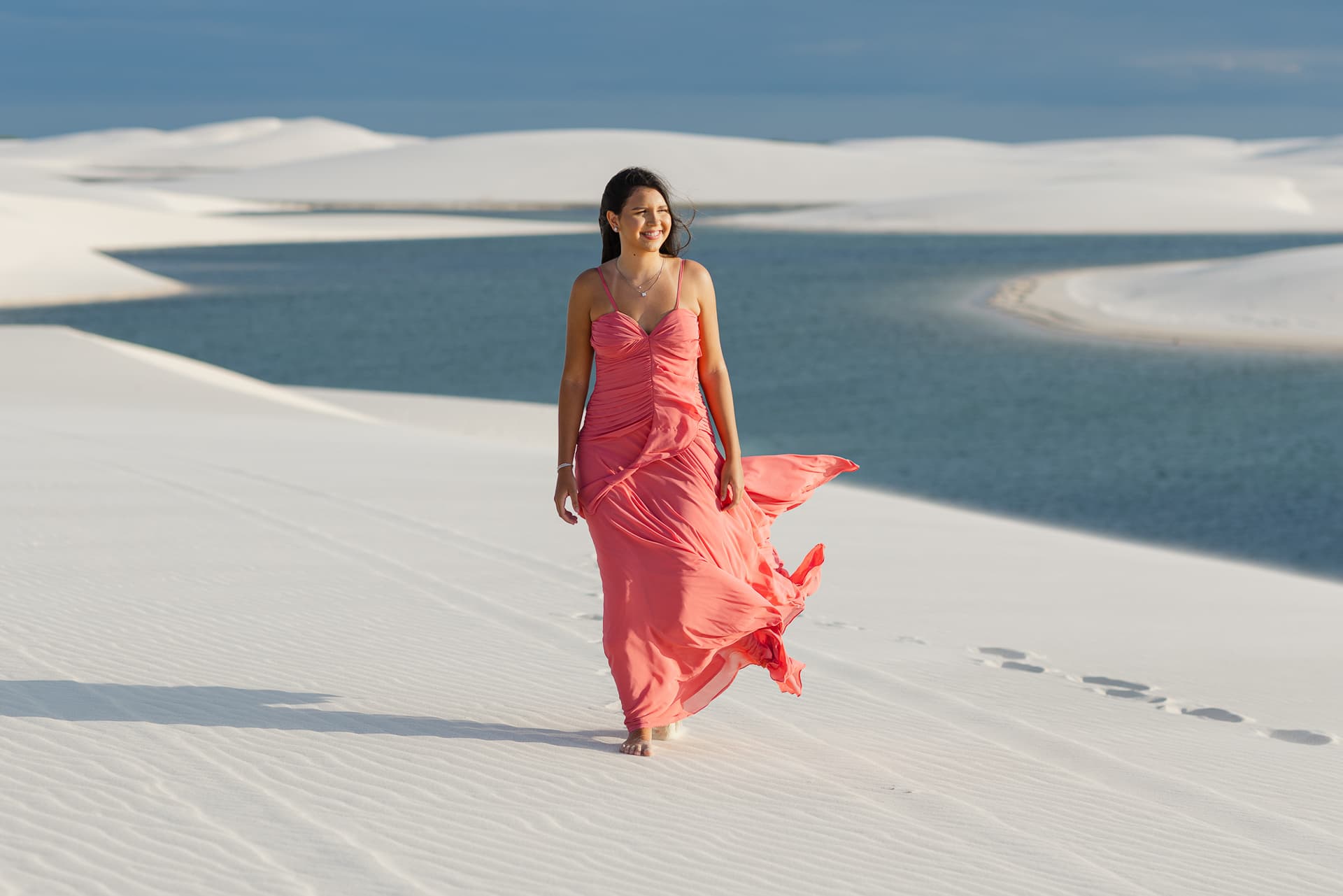Ana Paula, vestido esvoaçante ao vento, Santo Amaro, Lençóis Maranhenses