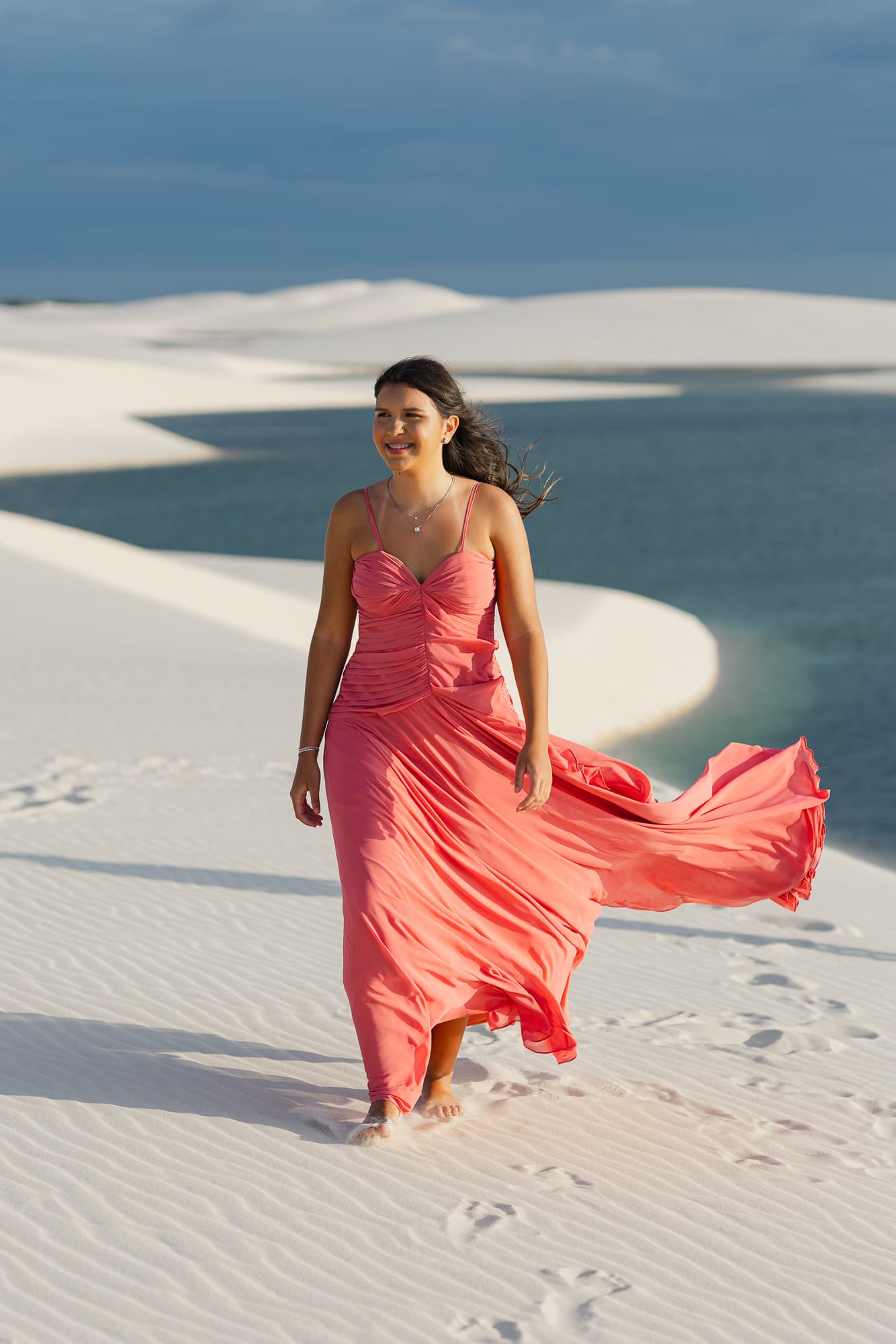 Ana Paula, caminhando nas dunas brancas, Santo Amaro, Lençóis Maranhenses