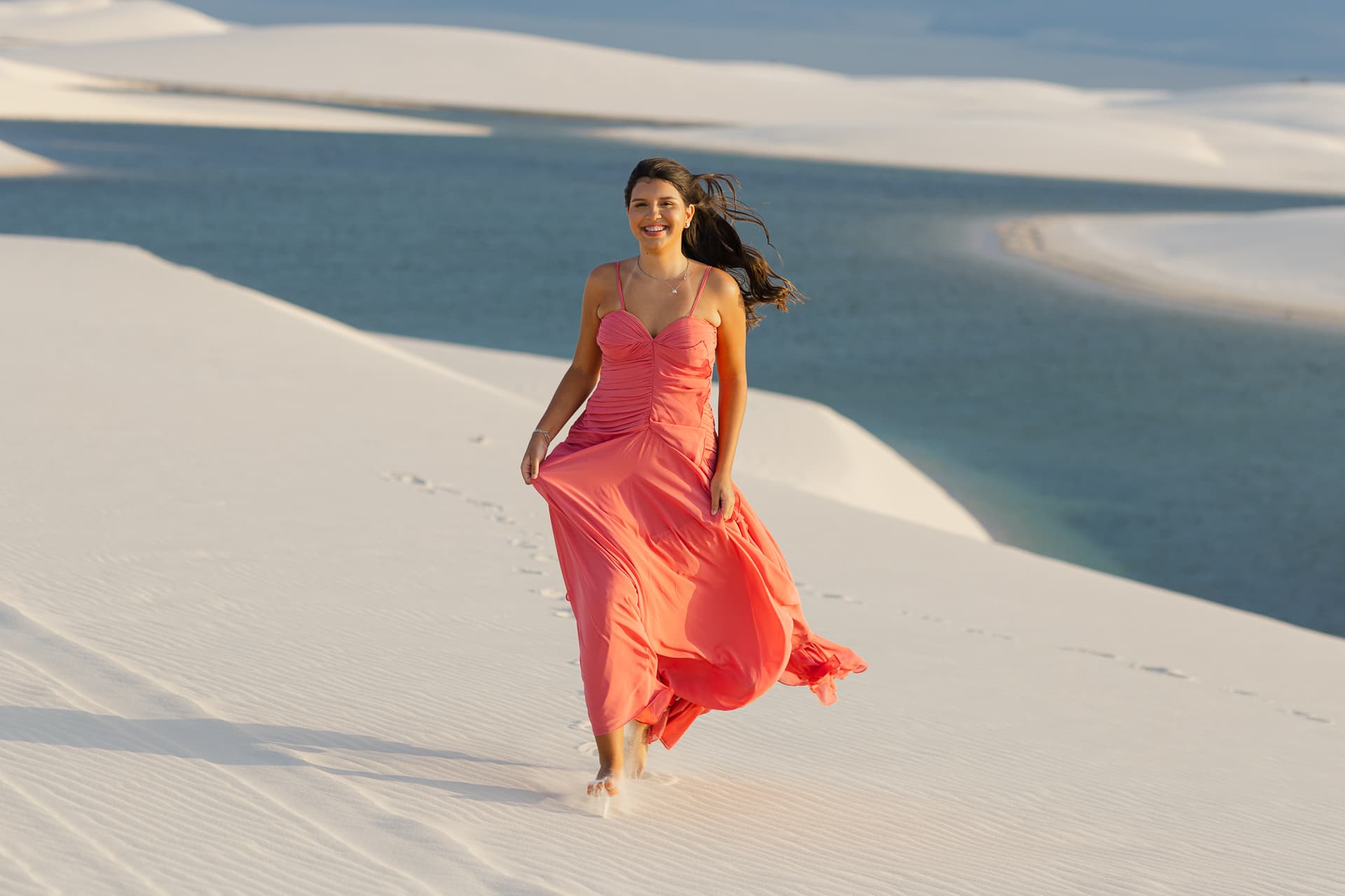 Ana Paula, vestido esvoaçante ao vento, Santo Amaro, Lençóis Maranhenses