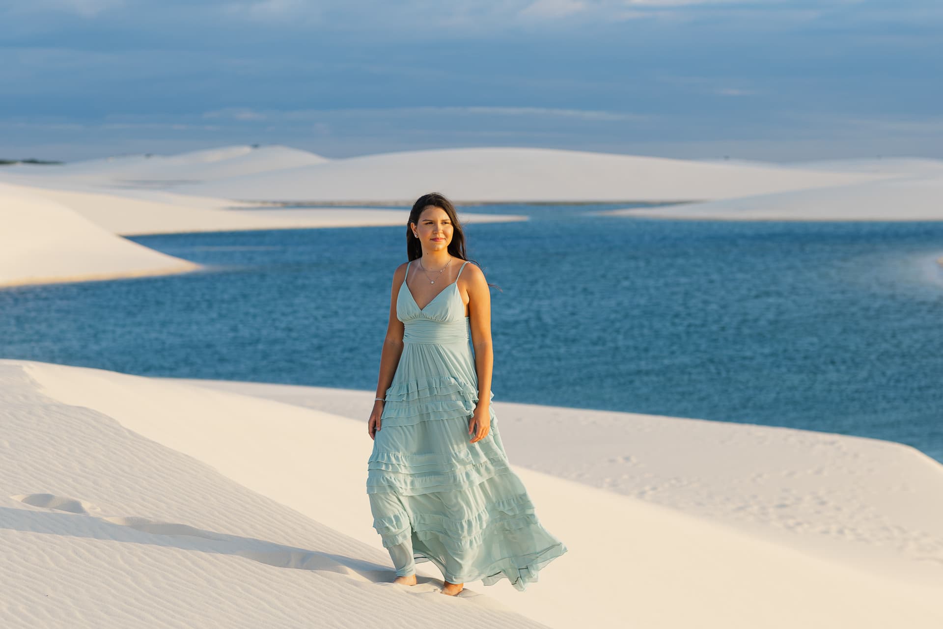 Ana Paula, caminhando nas dunas brancas, Santo Amaro, Lençóis Maranhenses
