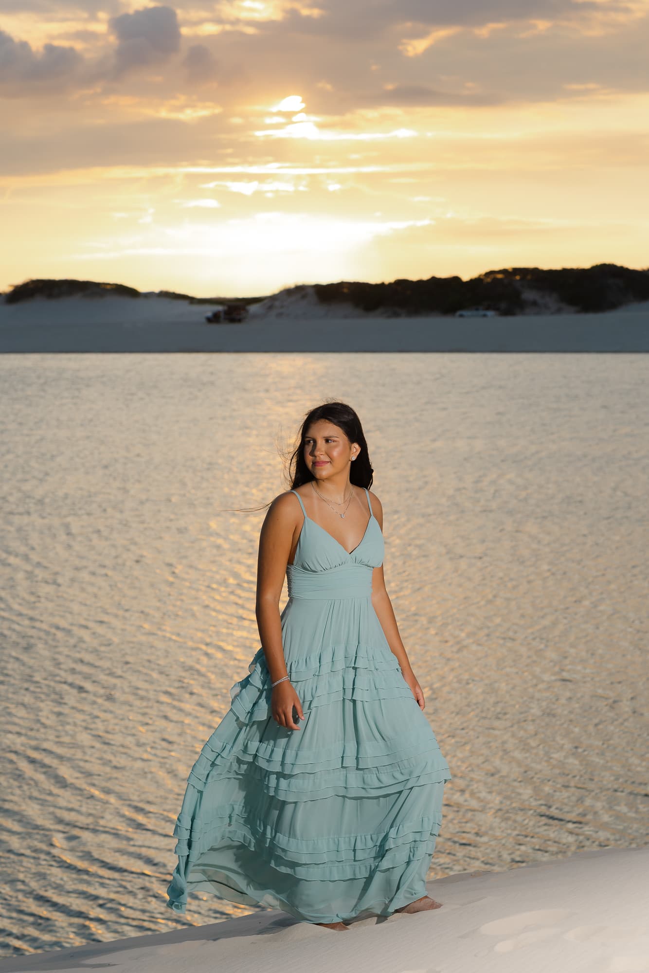Ana Paula, vestido esvoaçante ao vento, Santo Amaro, Lençóis Maranhenses